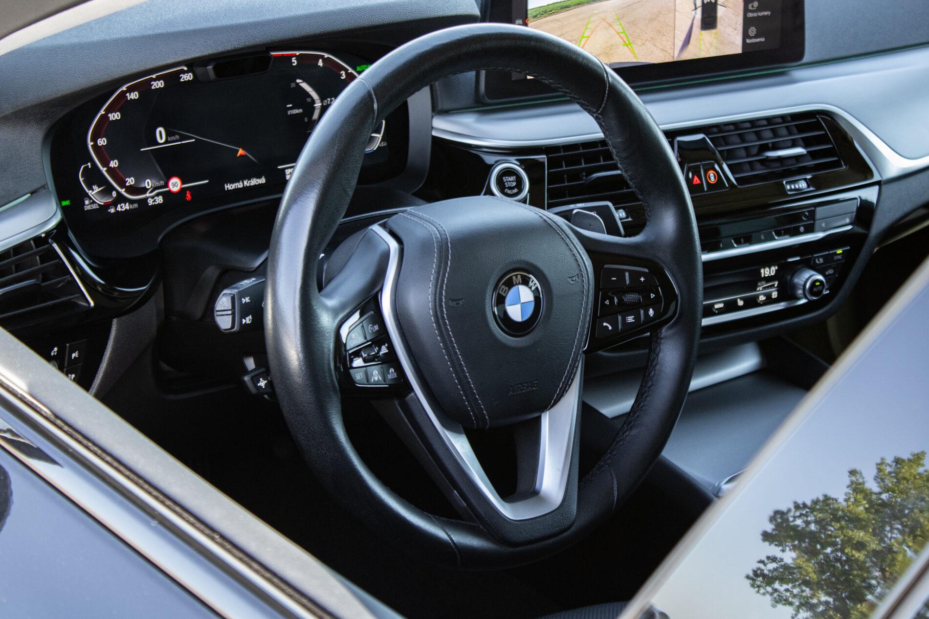 2022 BMW 540d, černá sedan, 145 997 km