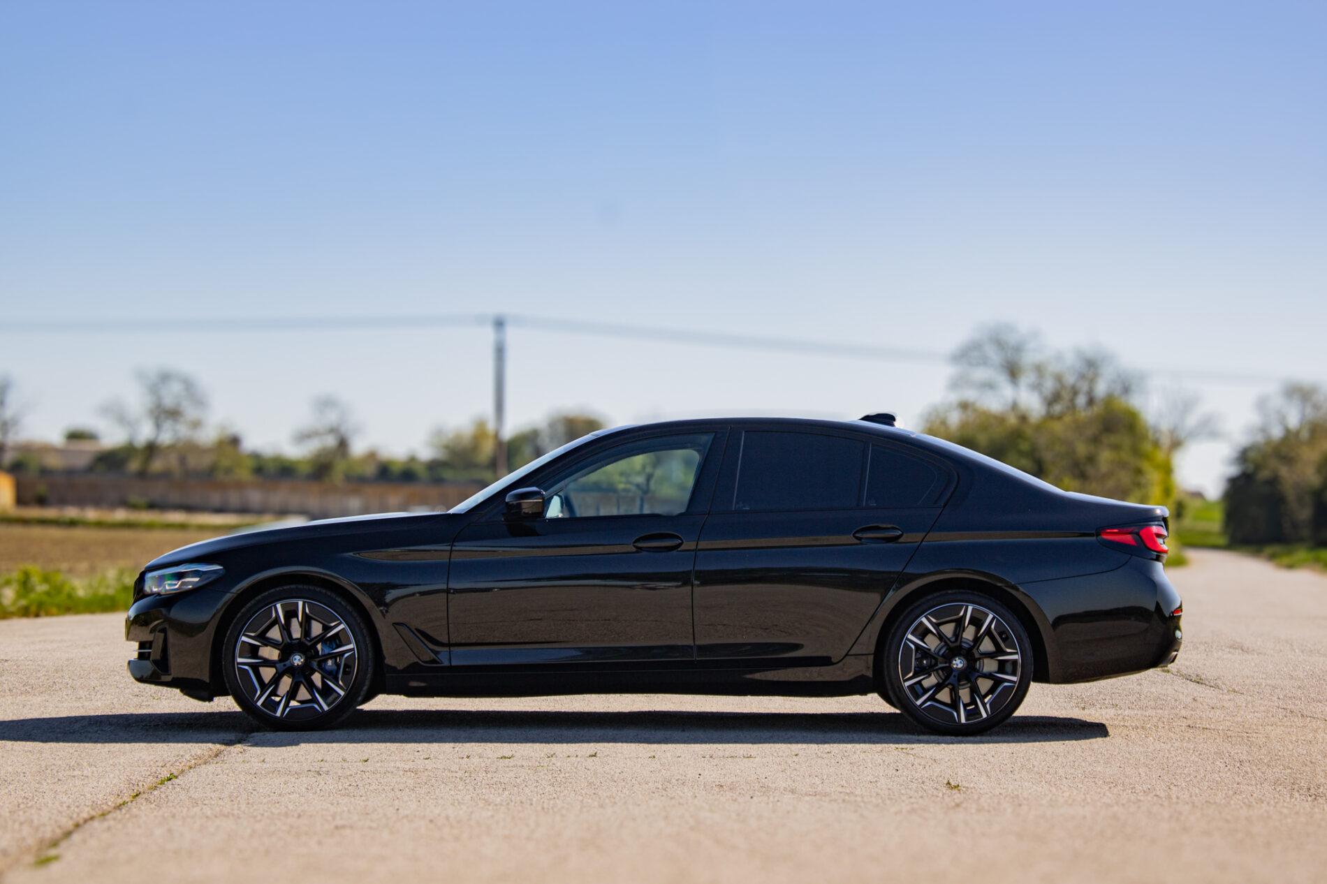 2022 BMW 540d, černá sedan, 145 997 km