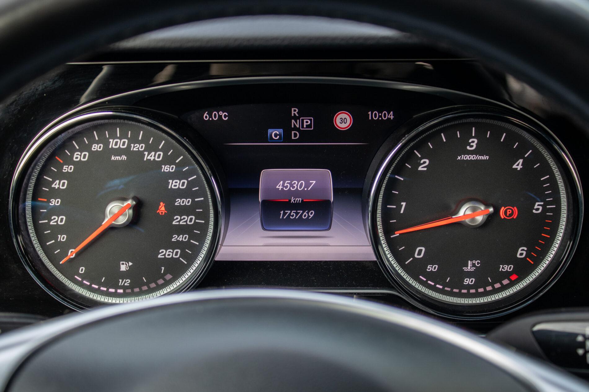 2018 Mercedes-Benz E 350d, šedá kombi, 175 769 km