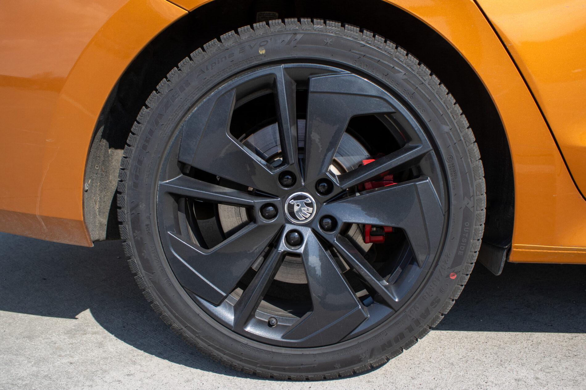 2024 Skoda Octavia RS, oranžová sedan, 18 411 km