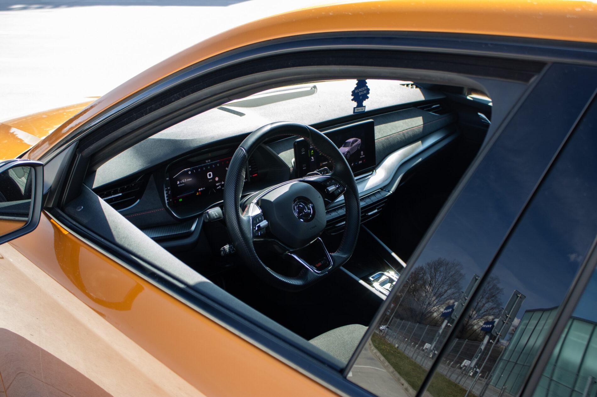 2024 Skoda Octavia RS, oranžová sedan, 18 411 km