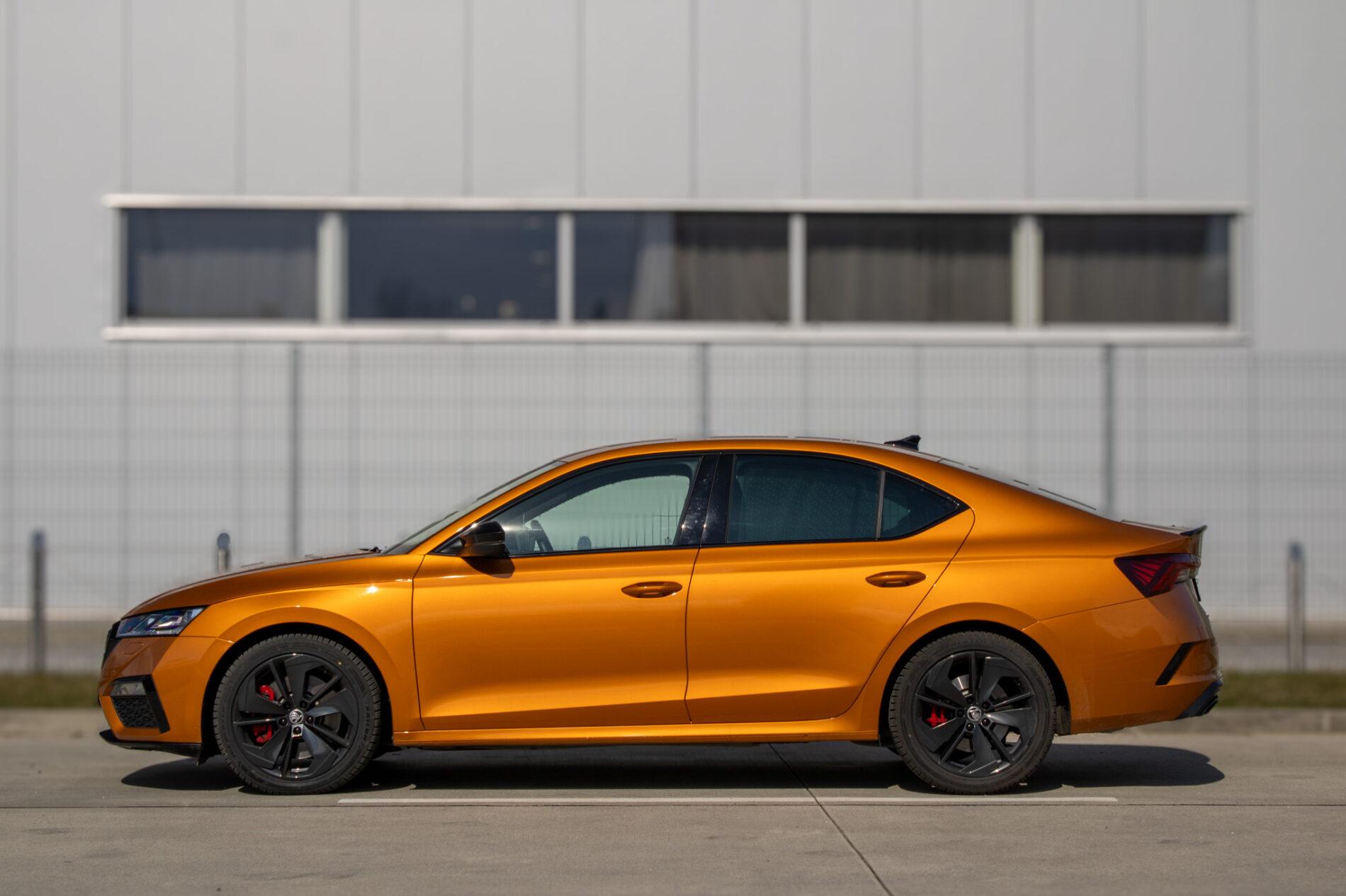 2024 Skoda Octavia RS, oranžová sedan, 18 411 km