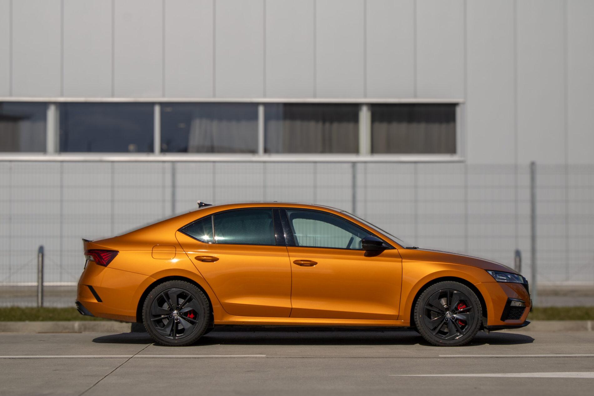 2024 Skoda Octavia RS, oranžová sedan, 18 411 km
