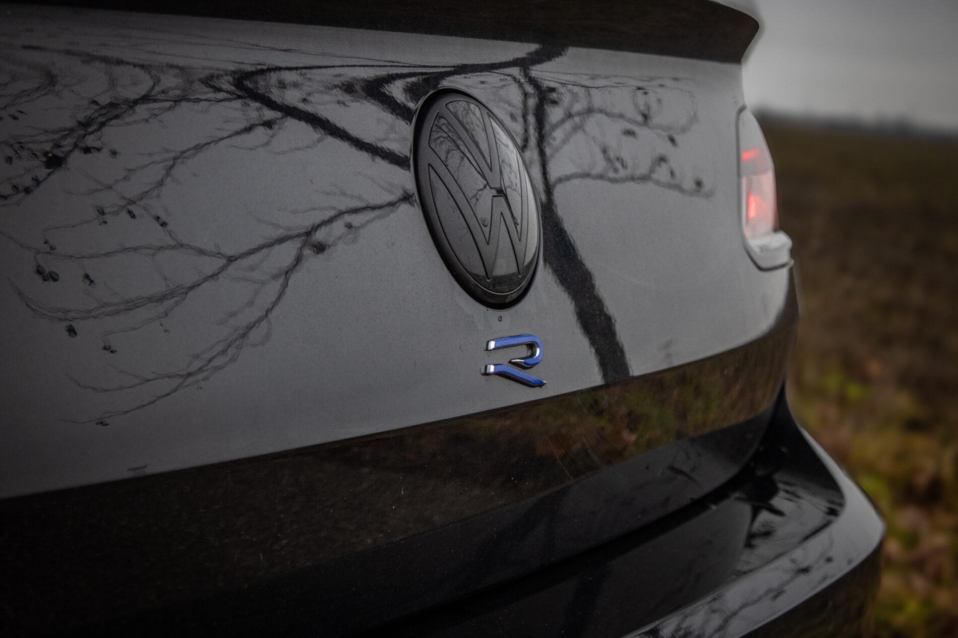 2022 Volkswagen Arteon R, černá kombi, 40 950 km