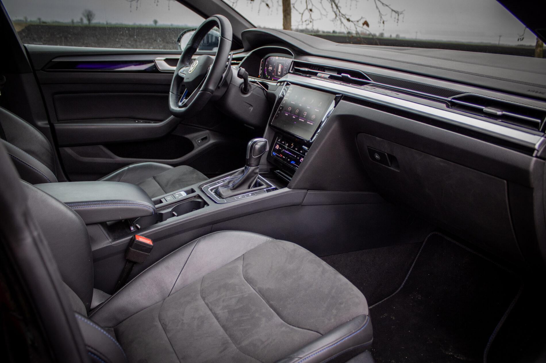 2022 Volkswagen Arteon R, černá kombi, 40 950 km