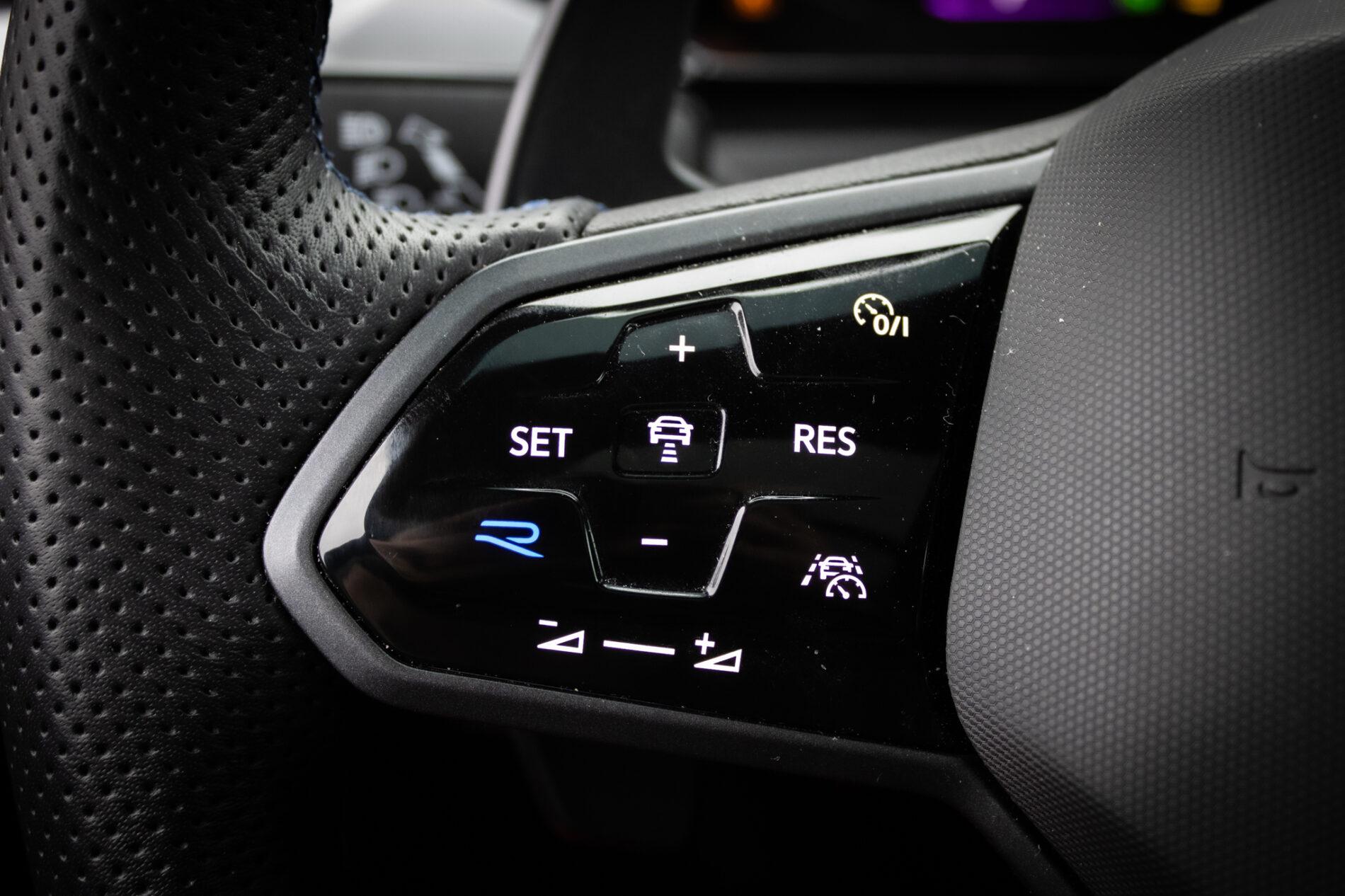 2022 Volkswagen Arteon R, černá kombi, 40 950 km