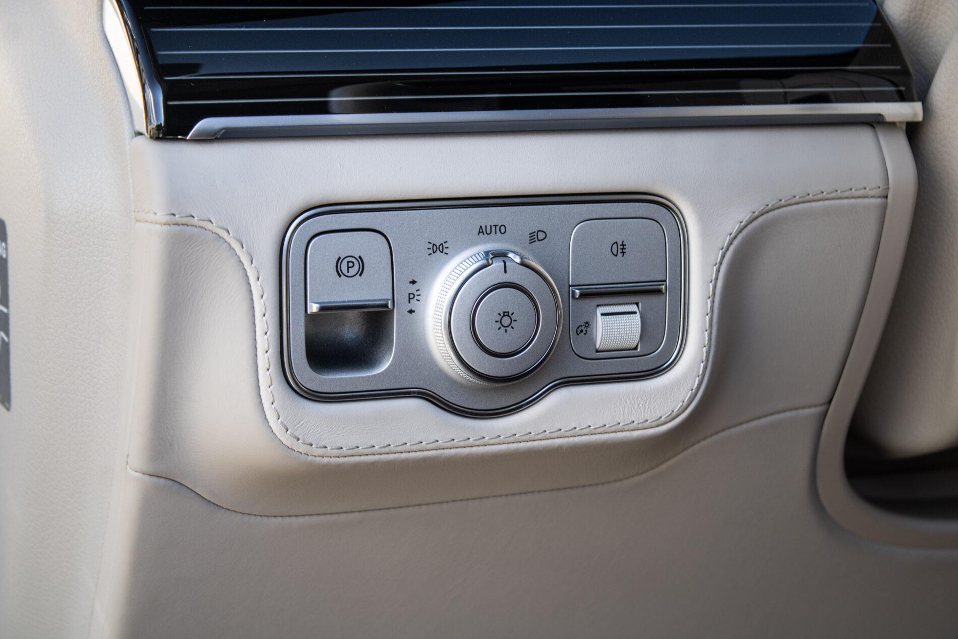 2022 Mercedes-Benz GLS Maybach, šedá suv, 42 000 km