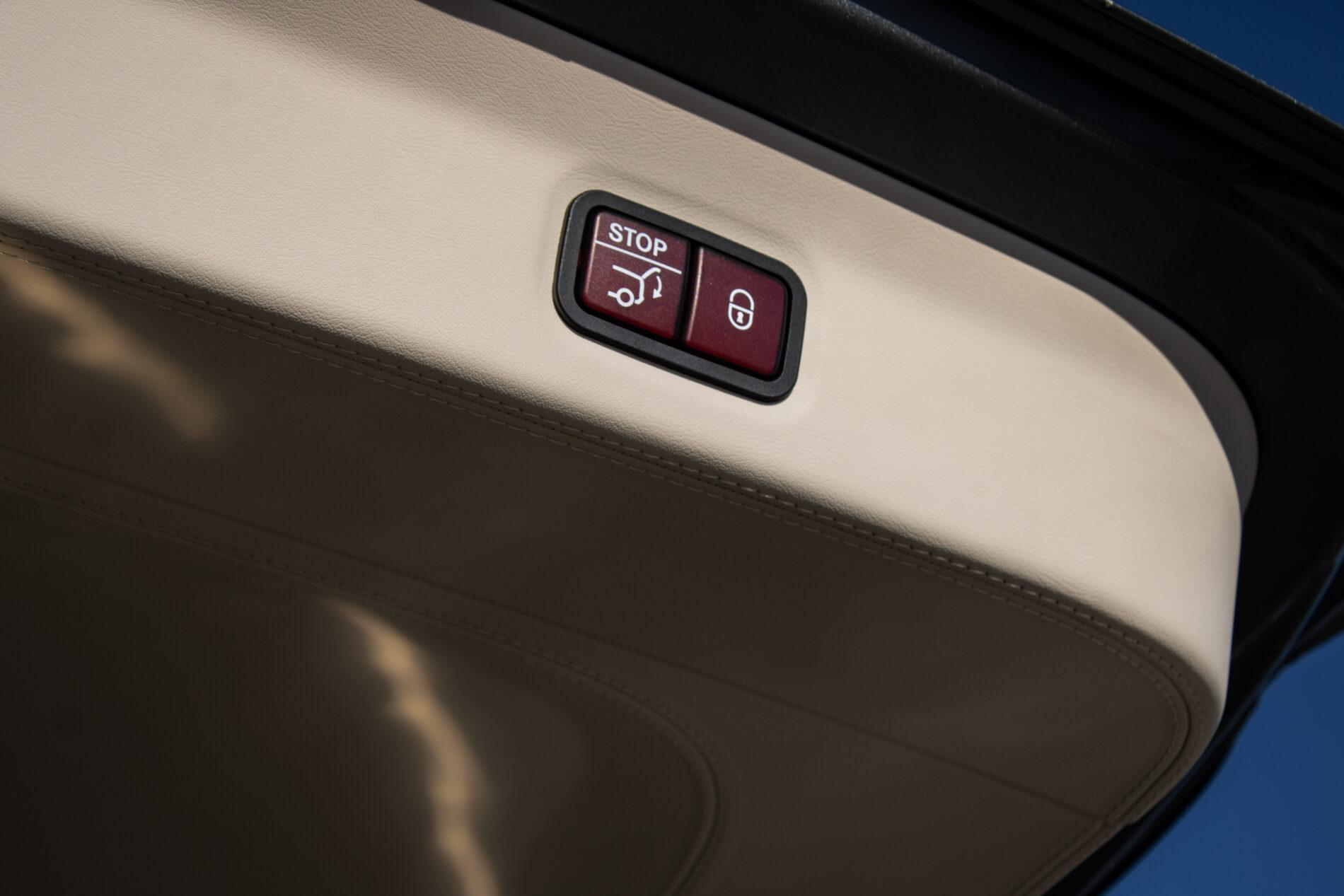 2022 Mercedes-Benz GLS Maybach, šedá suv, 42 000 km