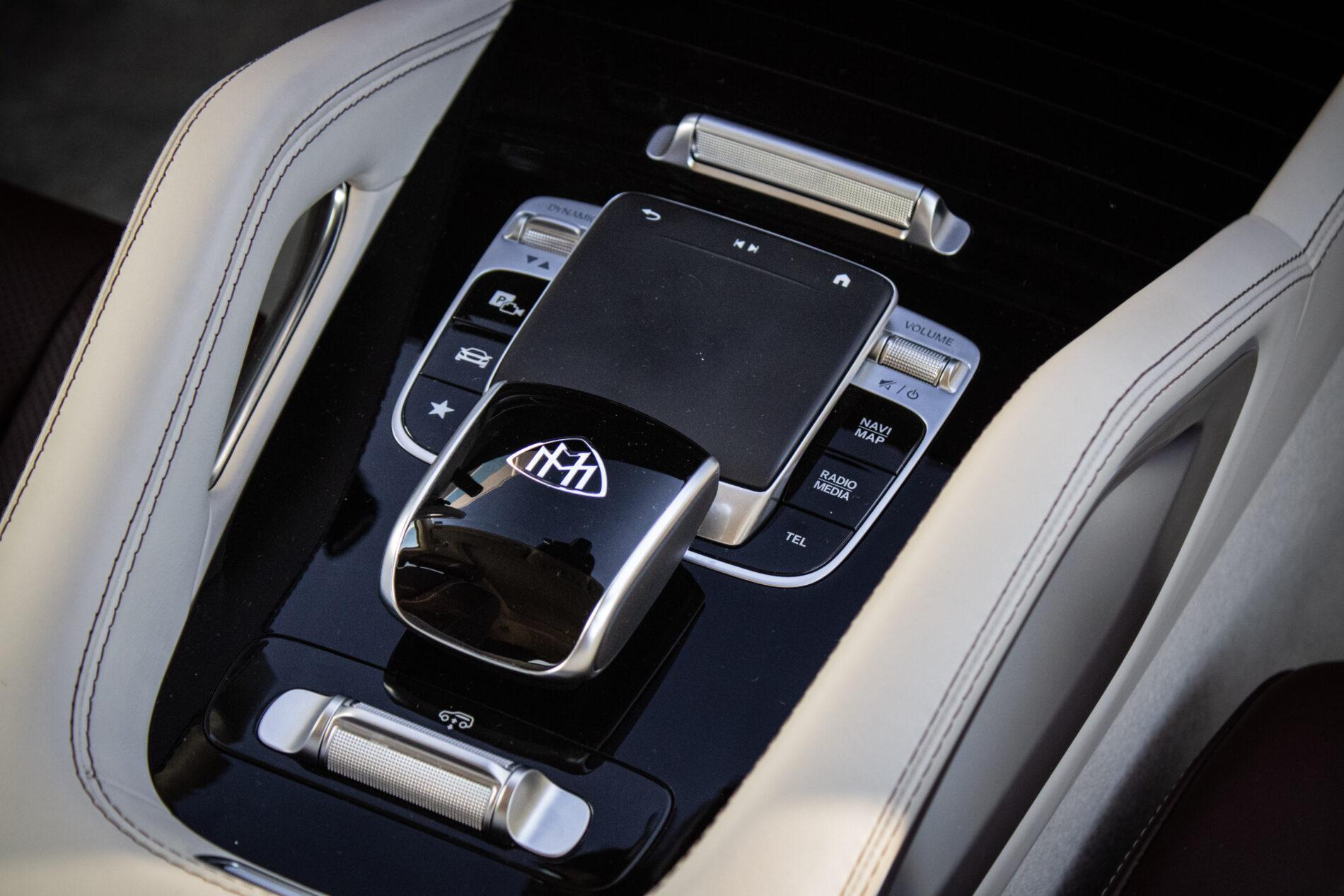 2022 Mercedes-Benz GLS Maybach, šedá suv, 42 000 km