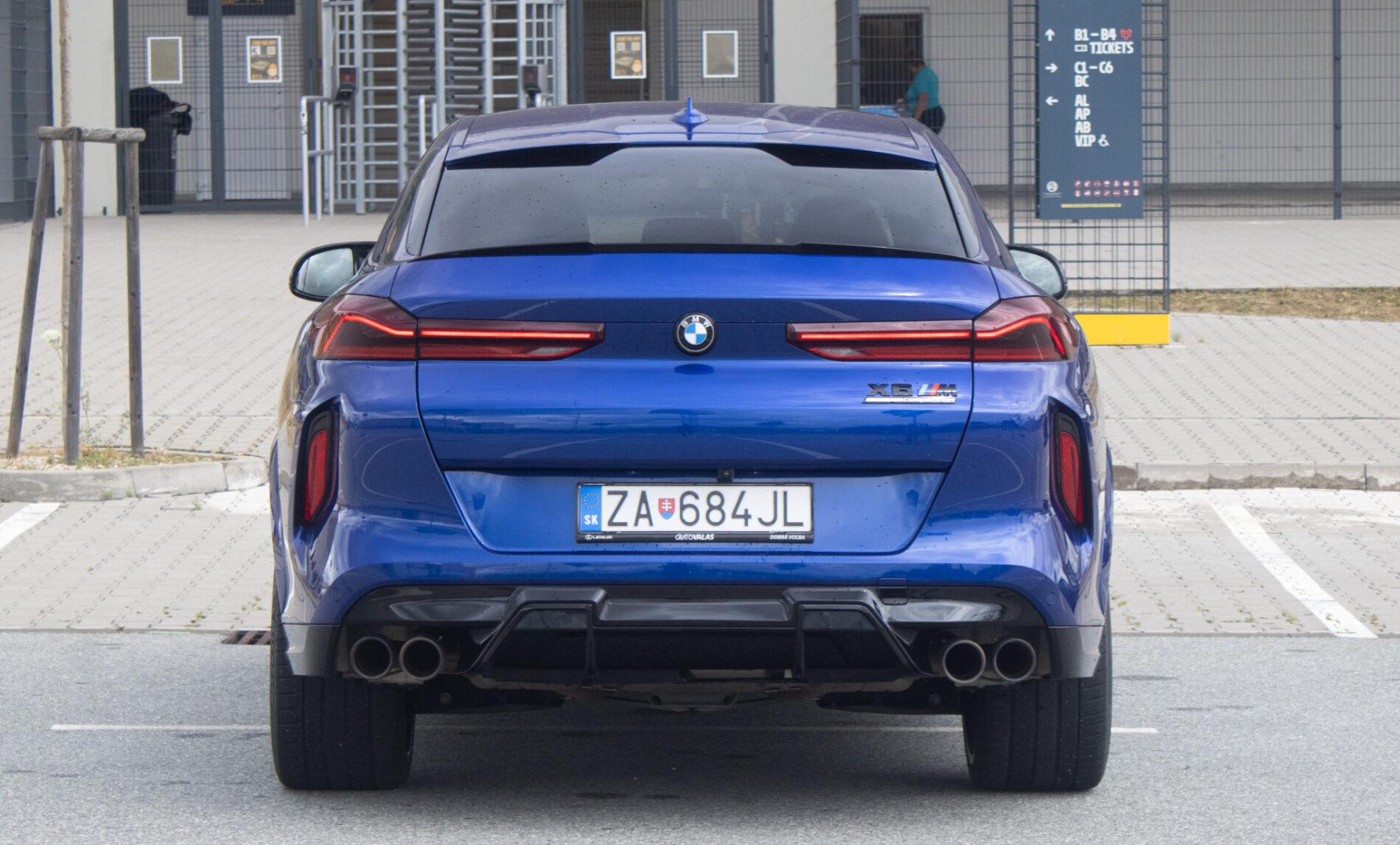 2021 BMW X6 M, modrá suv, 58 721 km