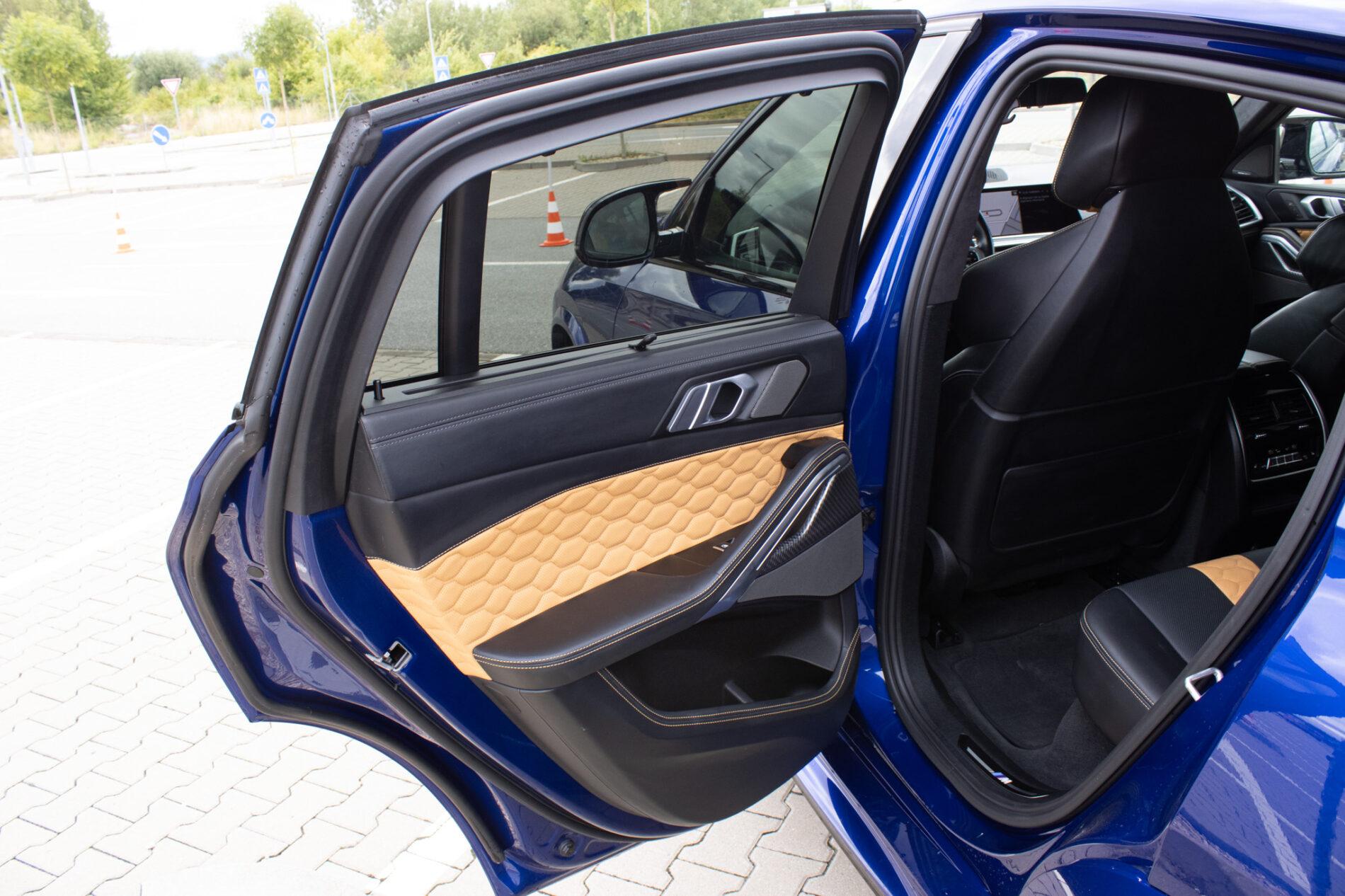 2021 BMW X6 M, modrá suv, 58 721 km