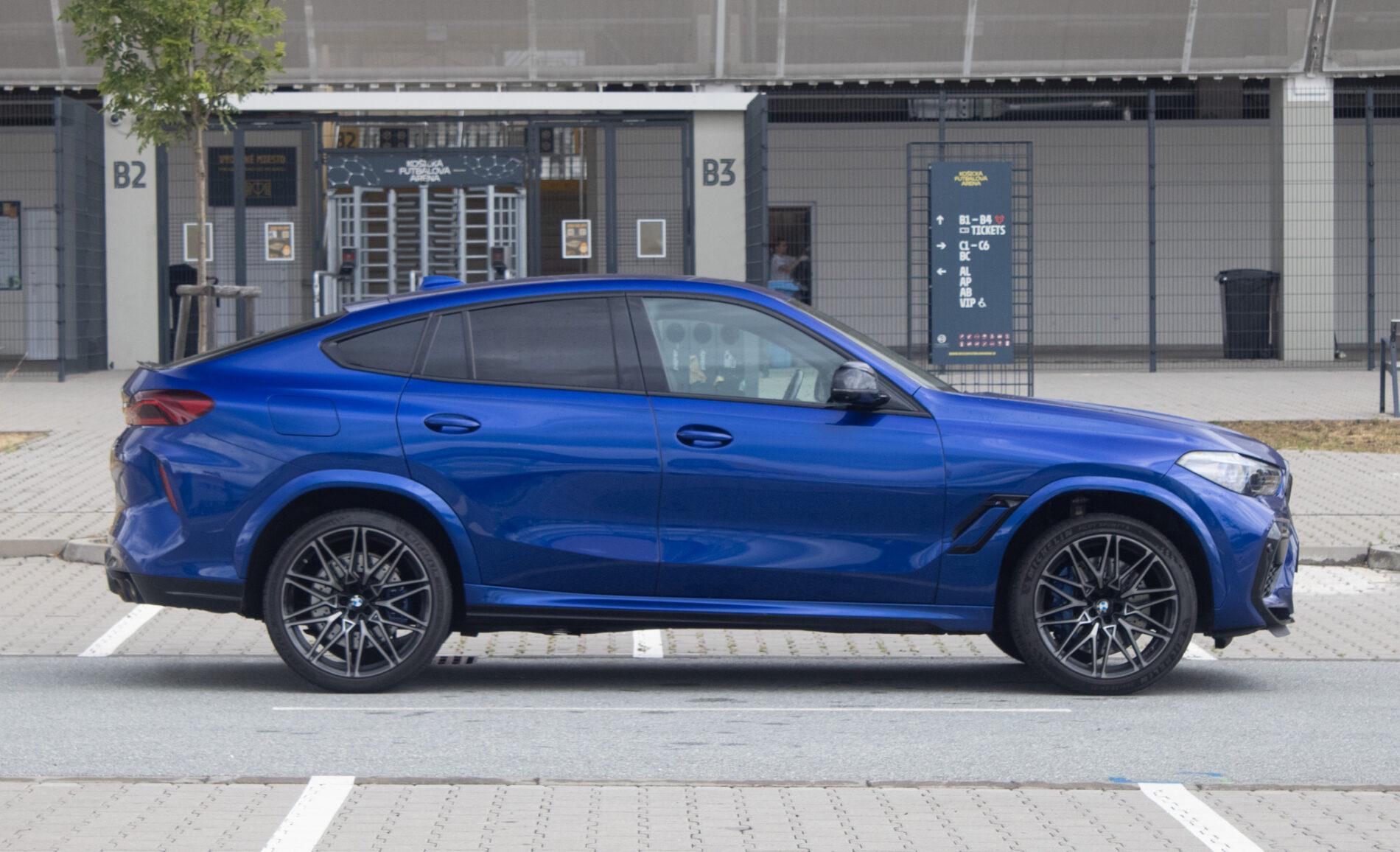 2021 BMW X6 M, modrá suv, 58 721 km