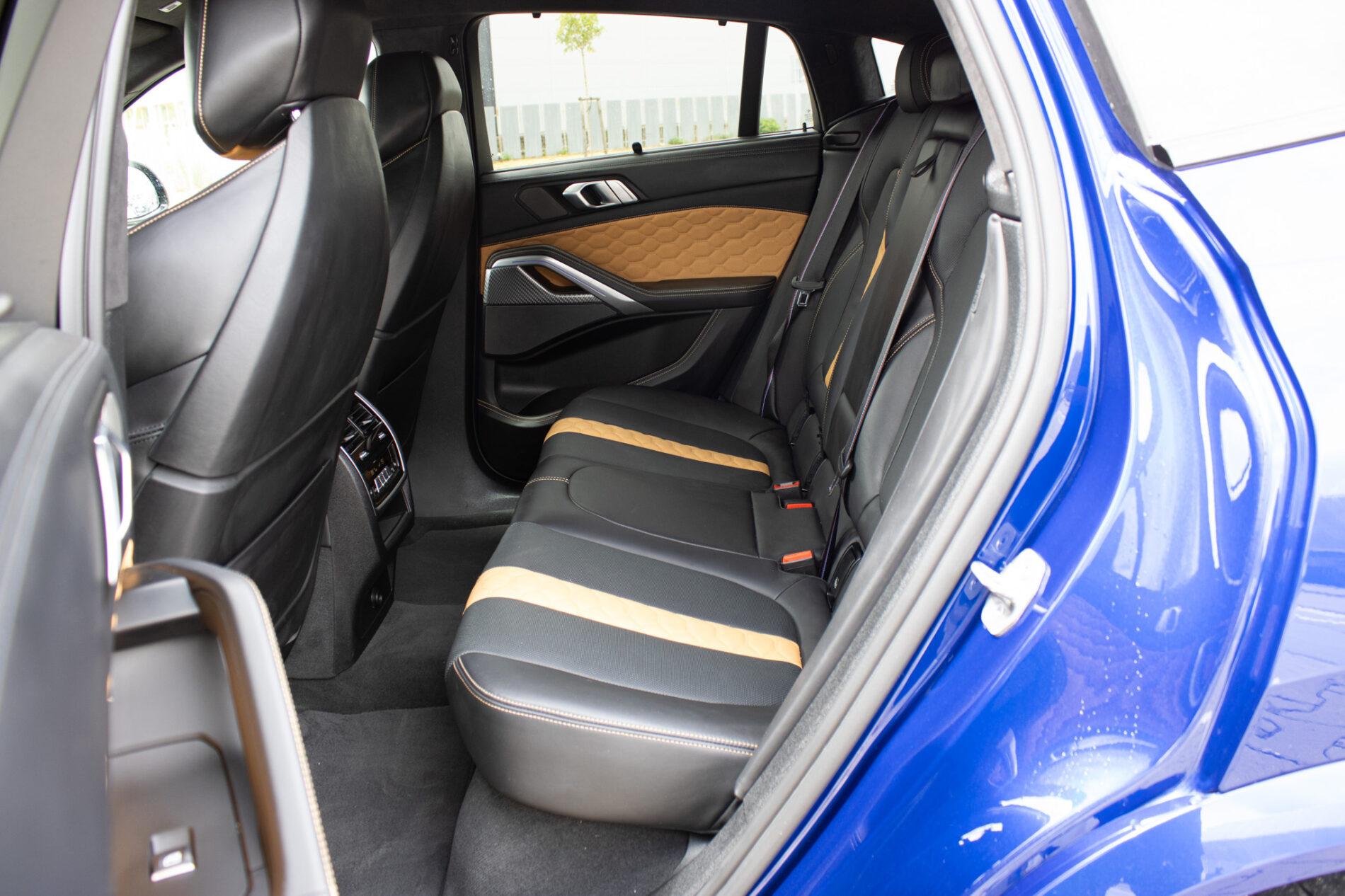 2021 BMW X6 M, modrá suv, 58 721 km