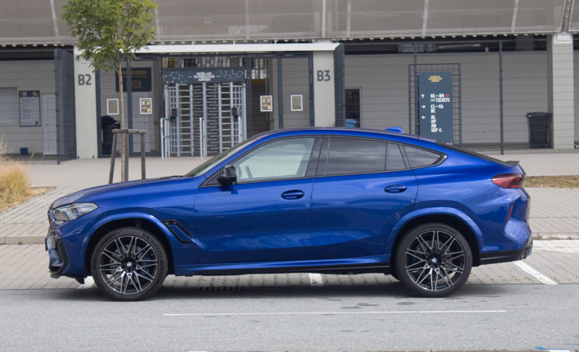 2021 BMW X6 M, modrá suv, 58 721 km