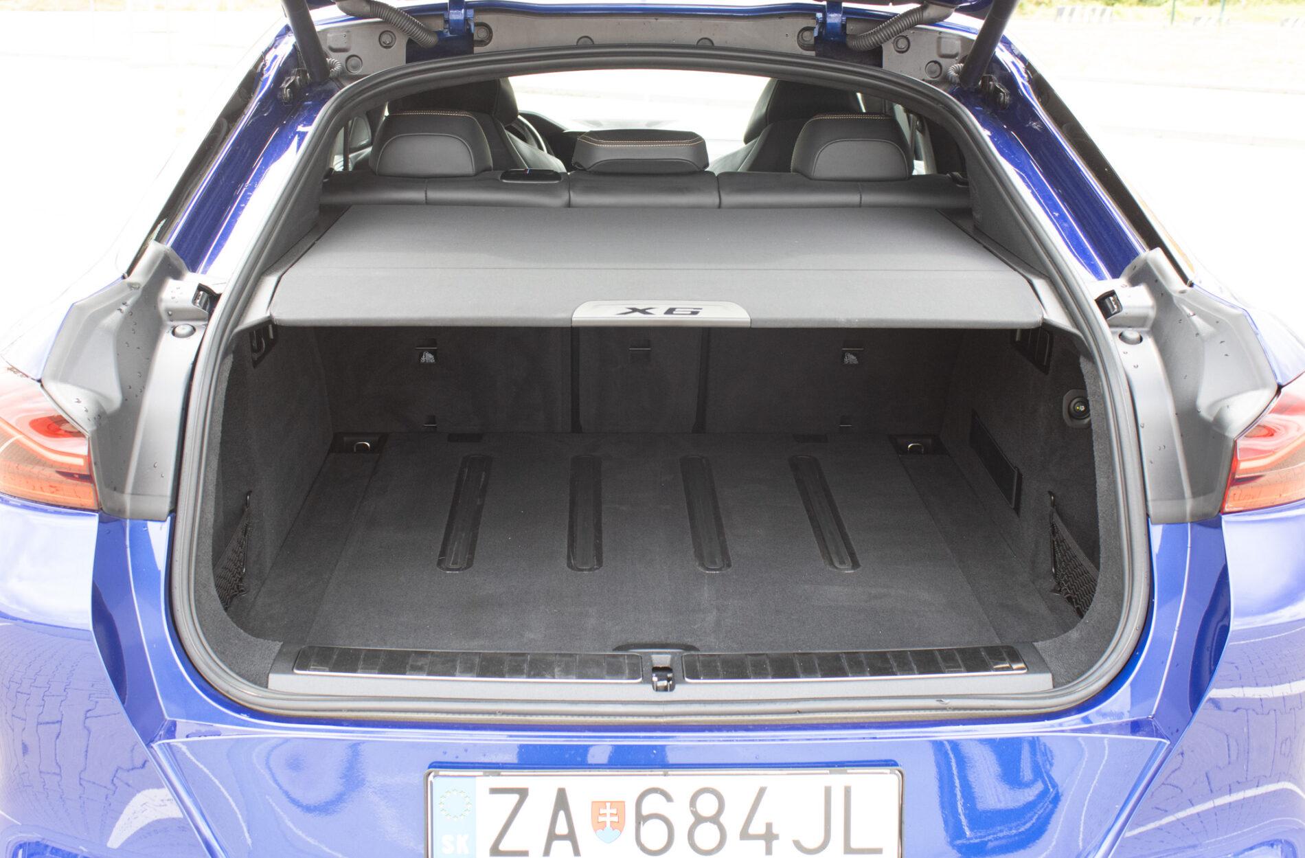 2021 BMW X6 M, modrá suv, 58 721 km