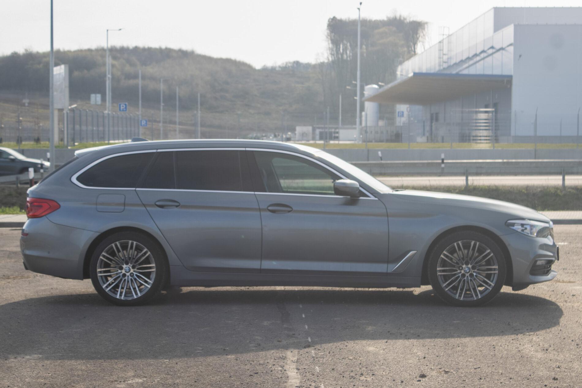 2017 BMW 530d, šedá kombi, 284 000 km