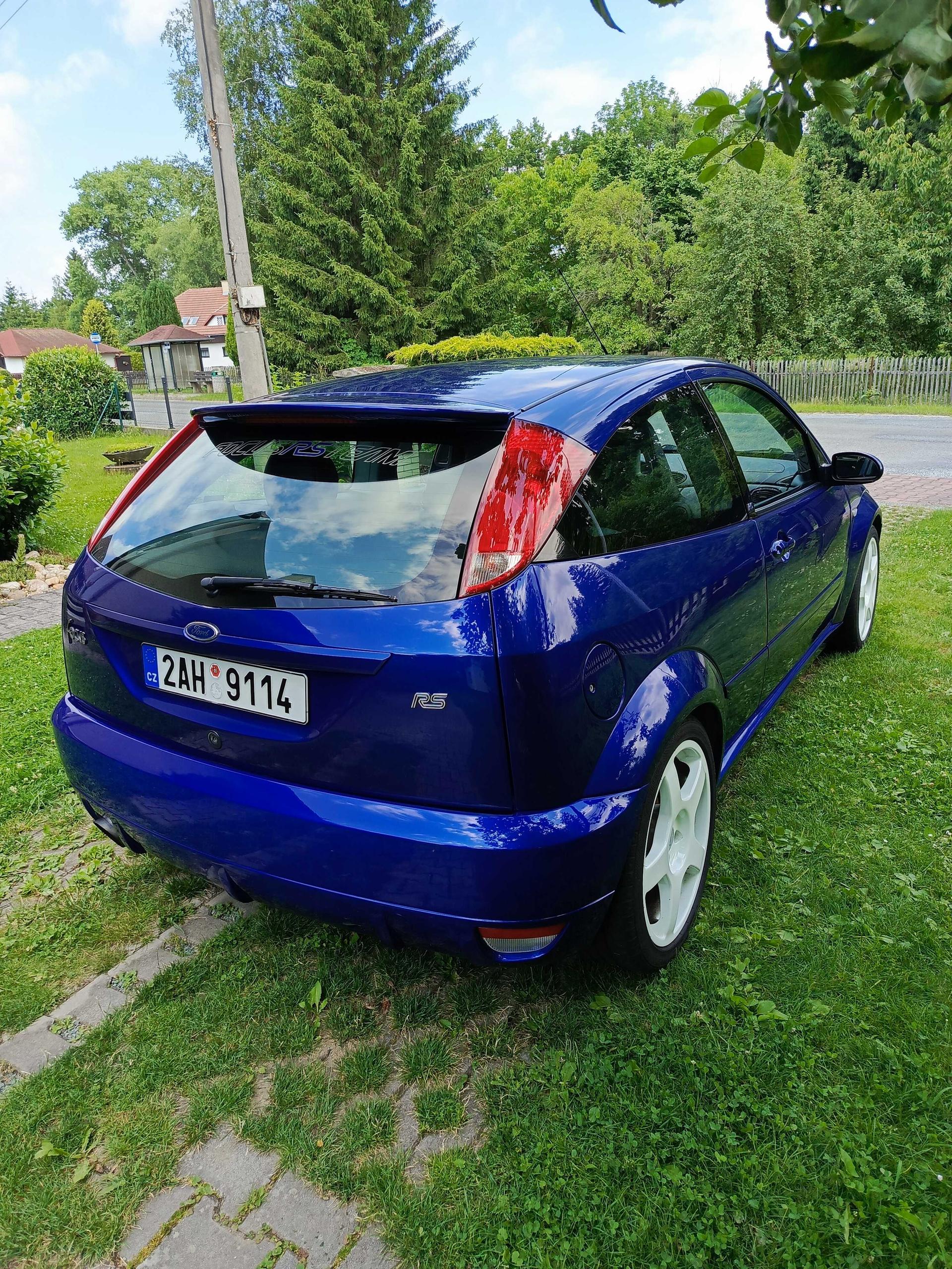 2002 Ford Focus RS, tmavě modrá hatchback, 117 000 km
