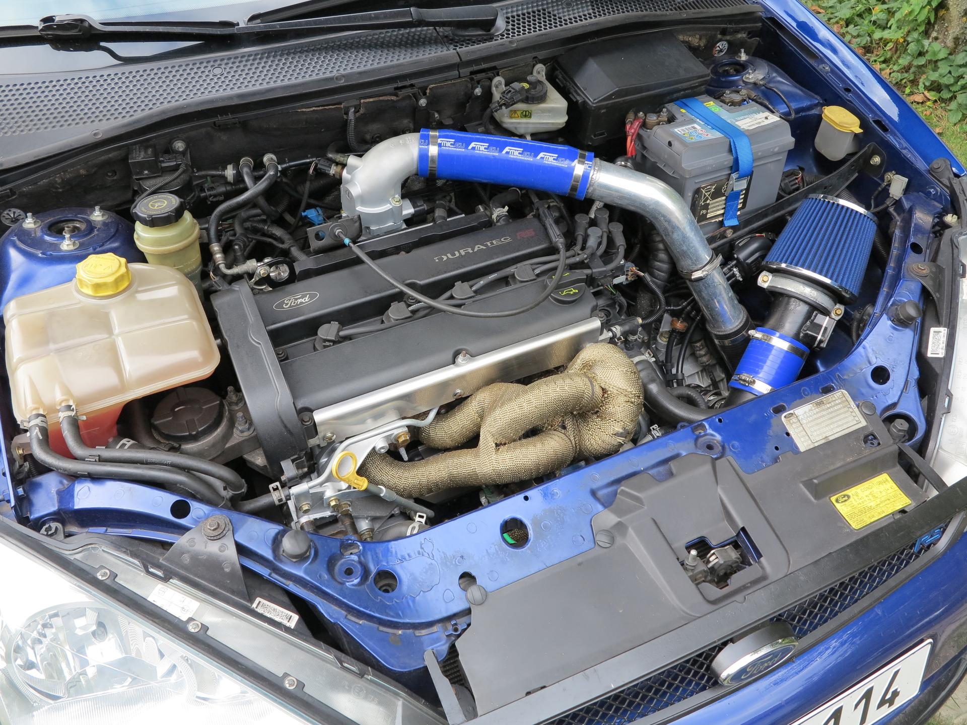 2002 Ford Focus RS, tmavě modrá hatchback, 117 000 km