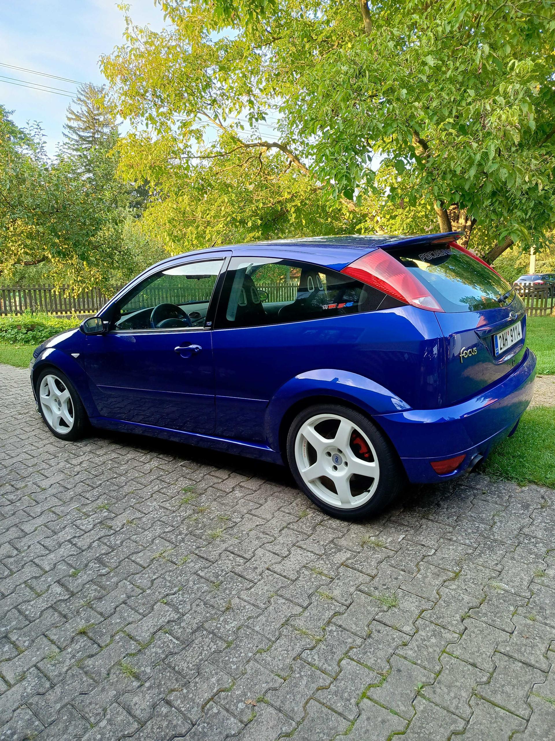 2002 Ford Focus RS, tmavě modrá hatchback, 117 000 km