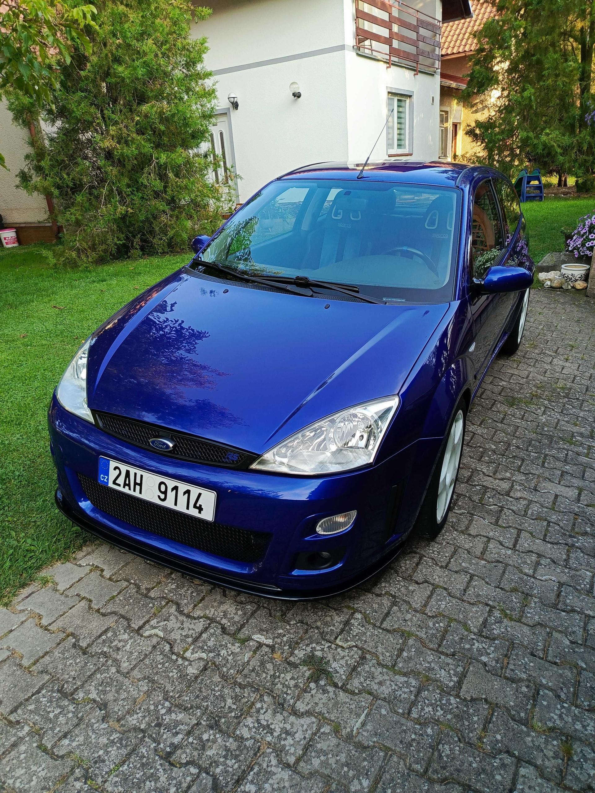 2002 Ford Focus RS, tmavě modrá hatchback, 117 000 km