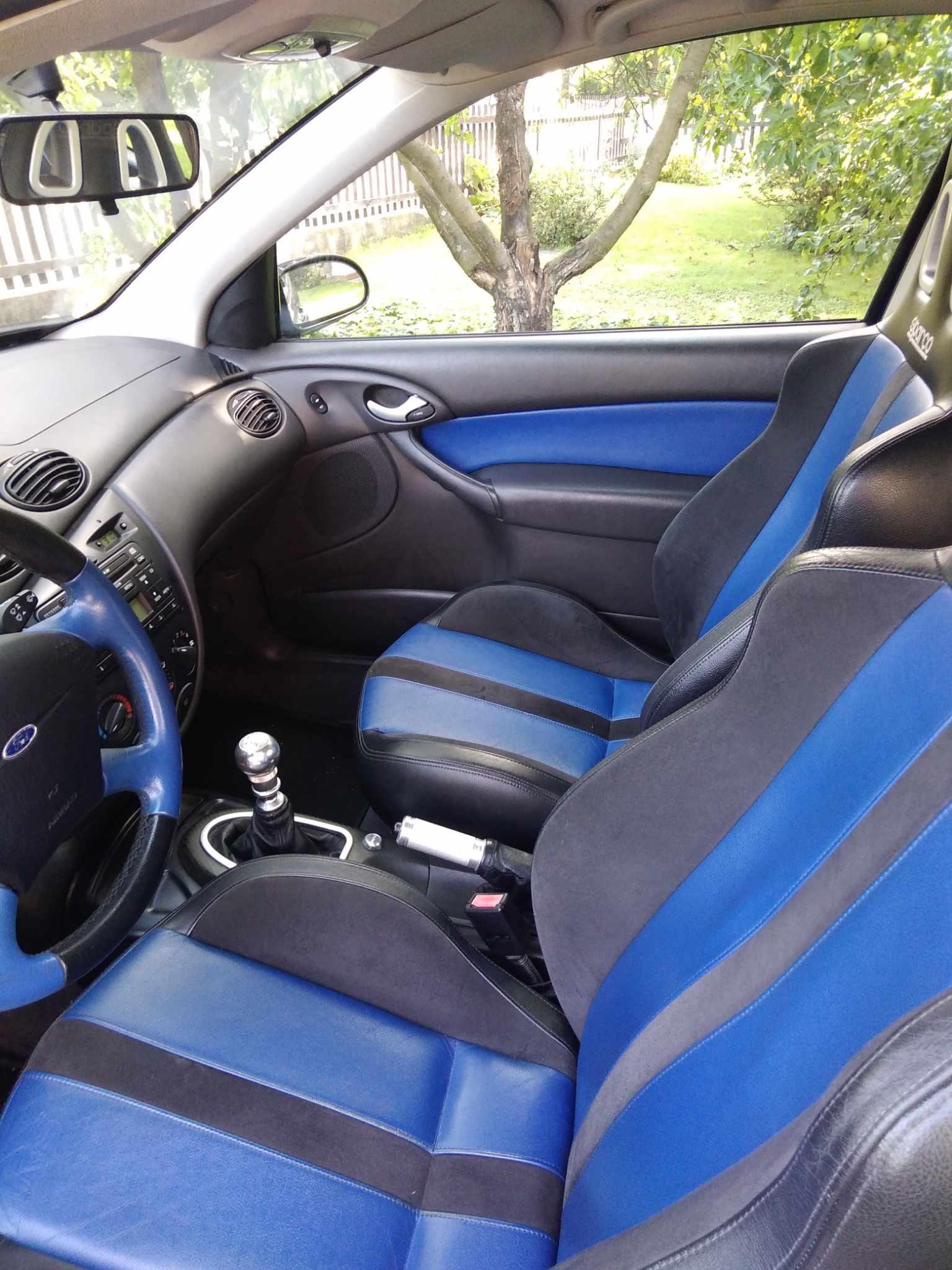 2002 Ford Focus RS, tmavě modrá hatchback, 117 000 km