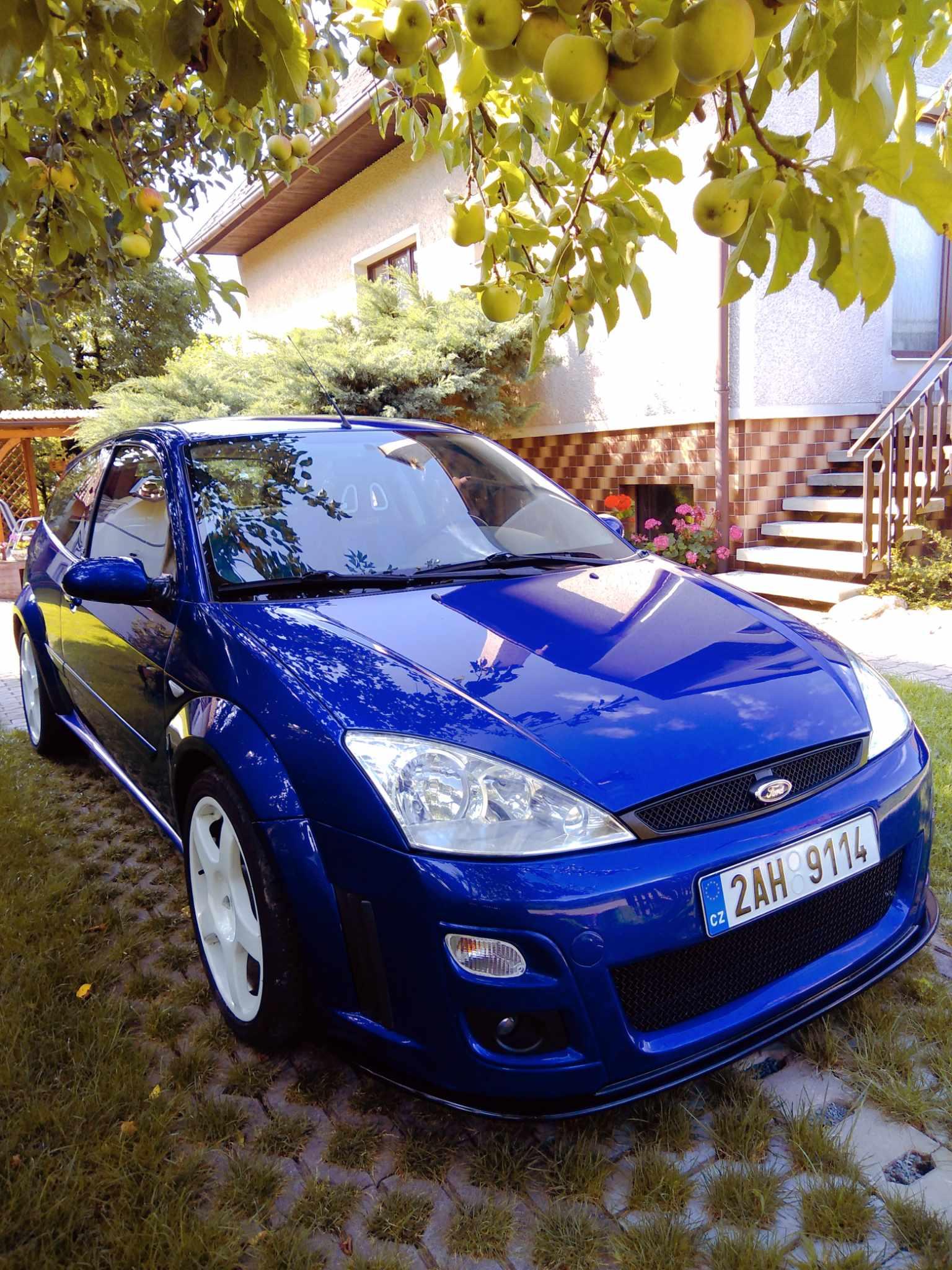 2002 Ford Focus RS, tmavě modrá hatchback, 117 000 km