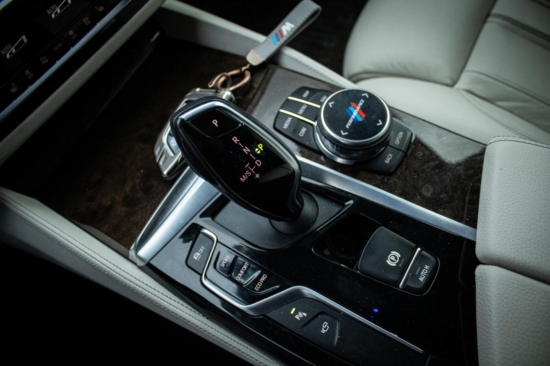 2017 BMW 540d, šedá sedan, 182 573 km