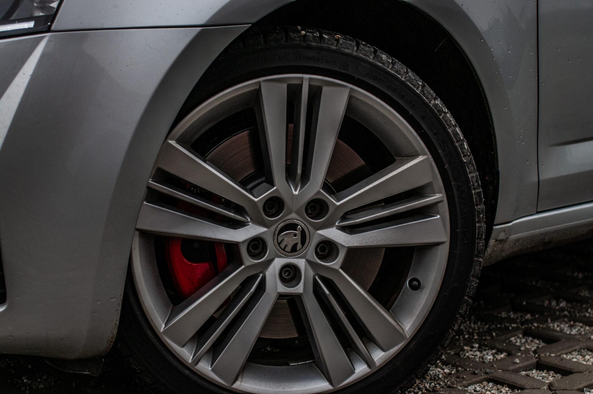 2015 Skoda Octavia RS, stříbrná kombi, 240 701 km