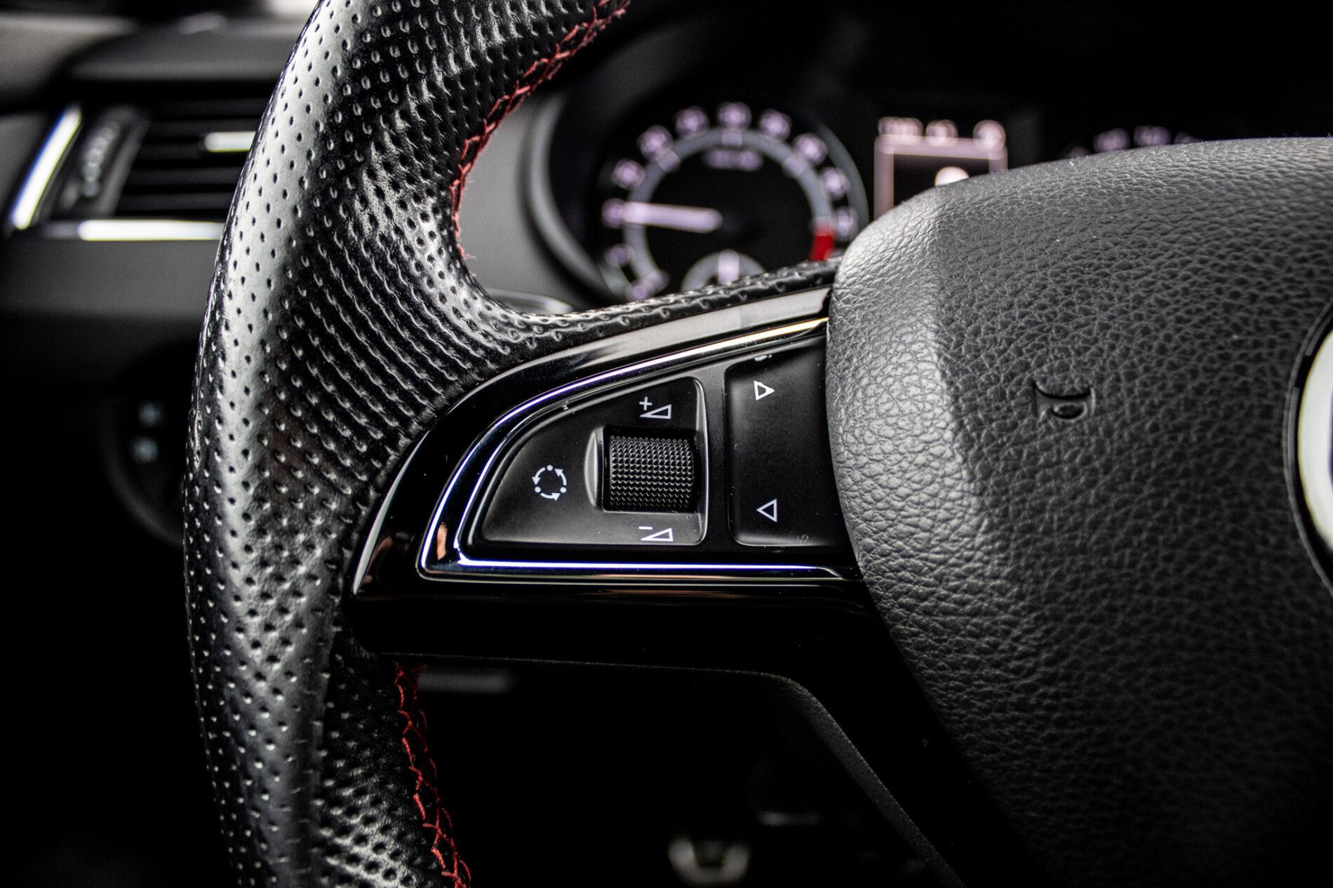 2015 Skoda Octavia RS, stříbrná kombi, 240 701 km