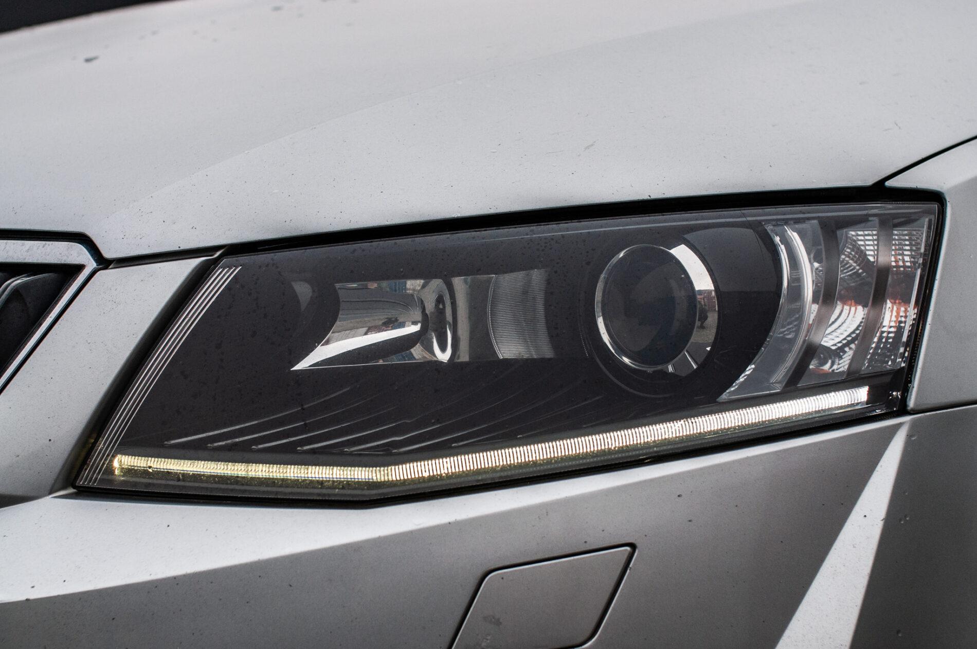 2015 Skoda Octavia RS, stříbrná kombi, 240 701 km