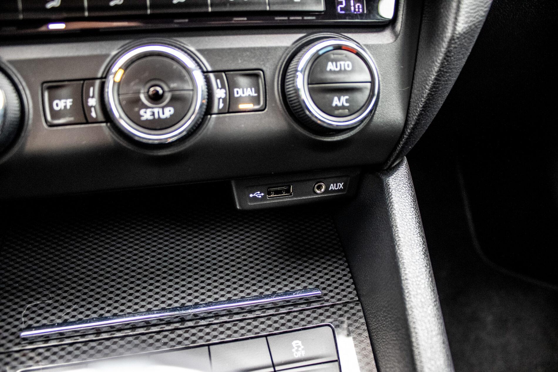 2015 Skoda Octavia RS, stříbrná kombi, 240 701 km