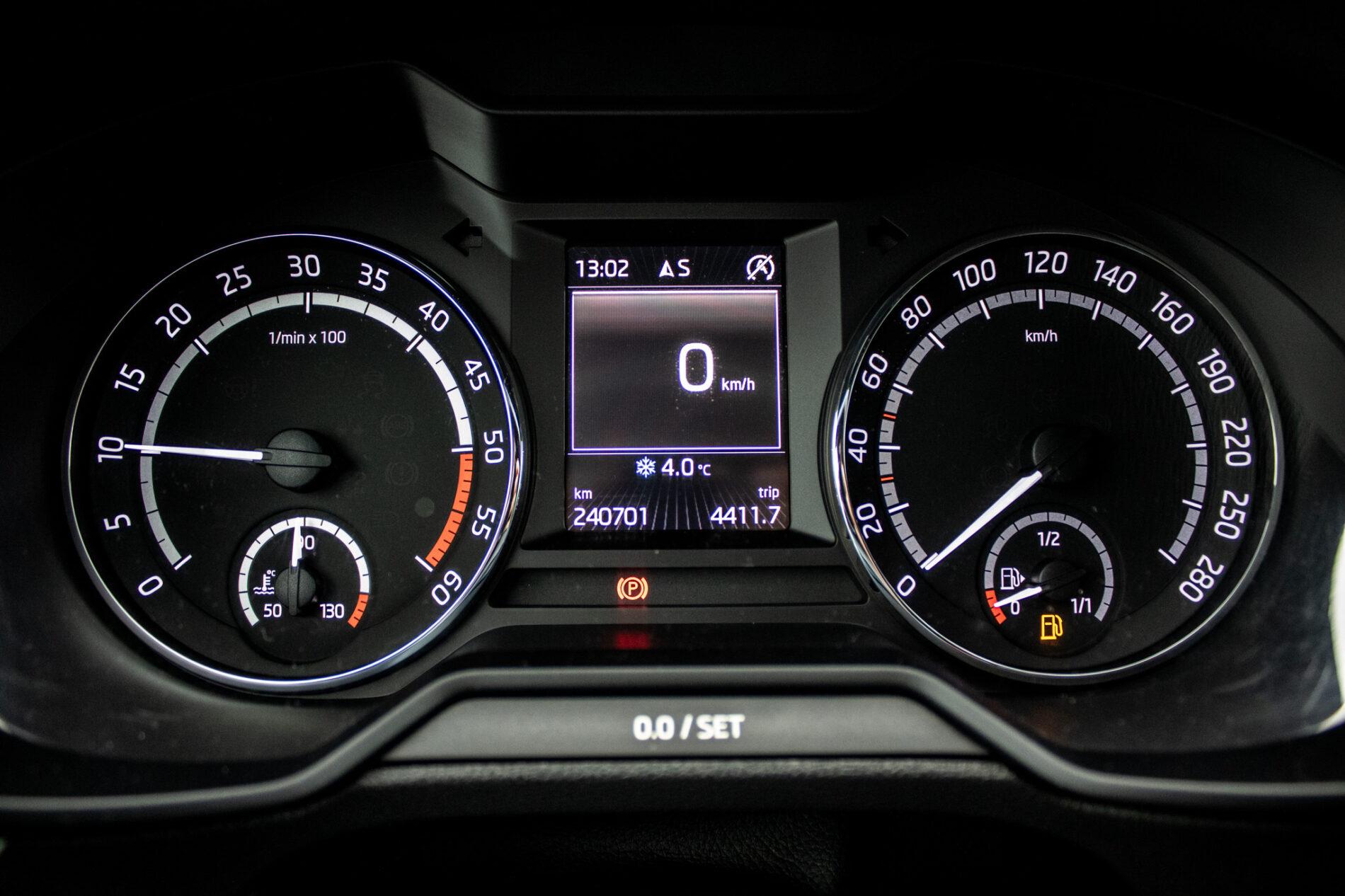 2015 Skoda Octavia RS, stříbrná kombi, 240 701 km