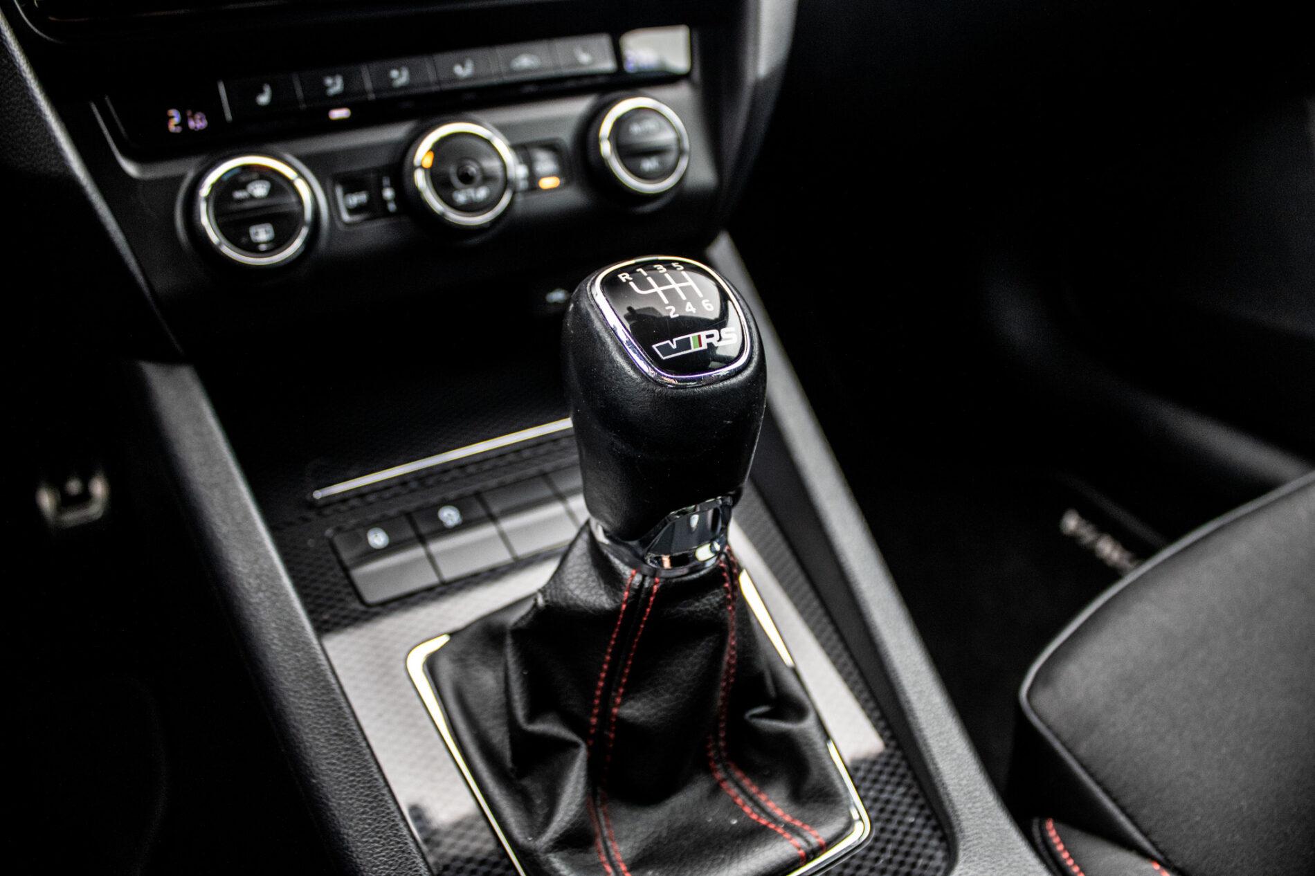 2015 Skoda Octavia RS, stříbrná kombi, 240 701 km