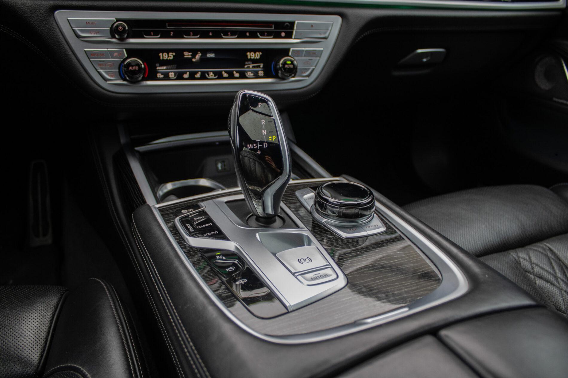 2018 BMW 740d, bílá sedan, 208 000 km