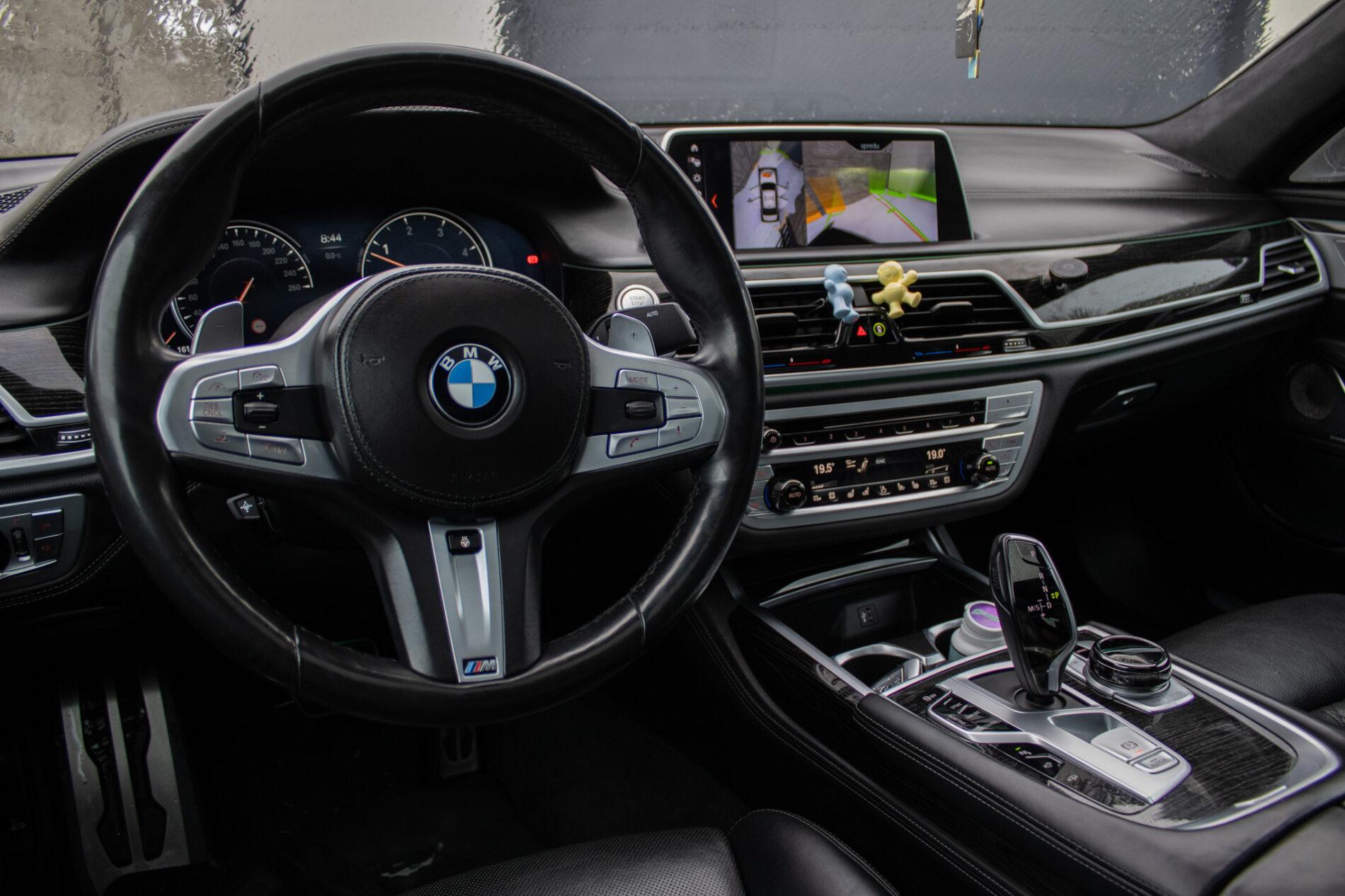 2018 BMW 740d, bílá sedan, 208 000 km