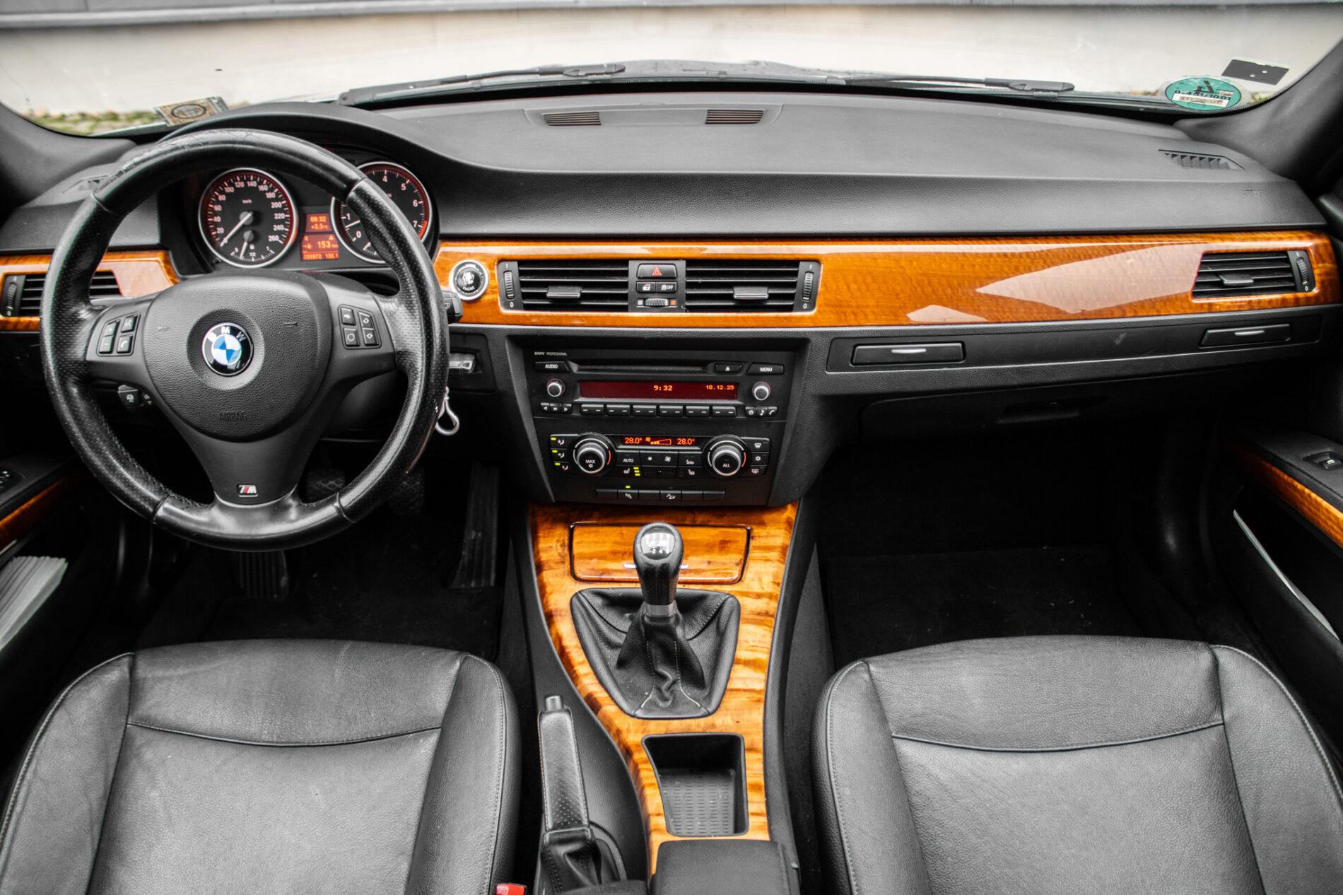 2011 BMW 325i, šedá kombi, 293 972 km