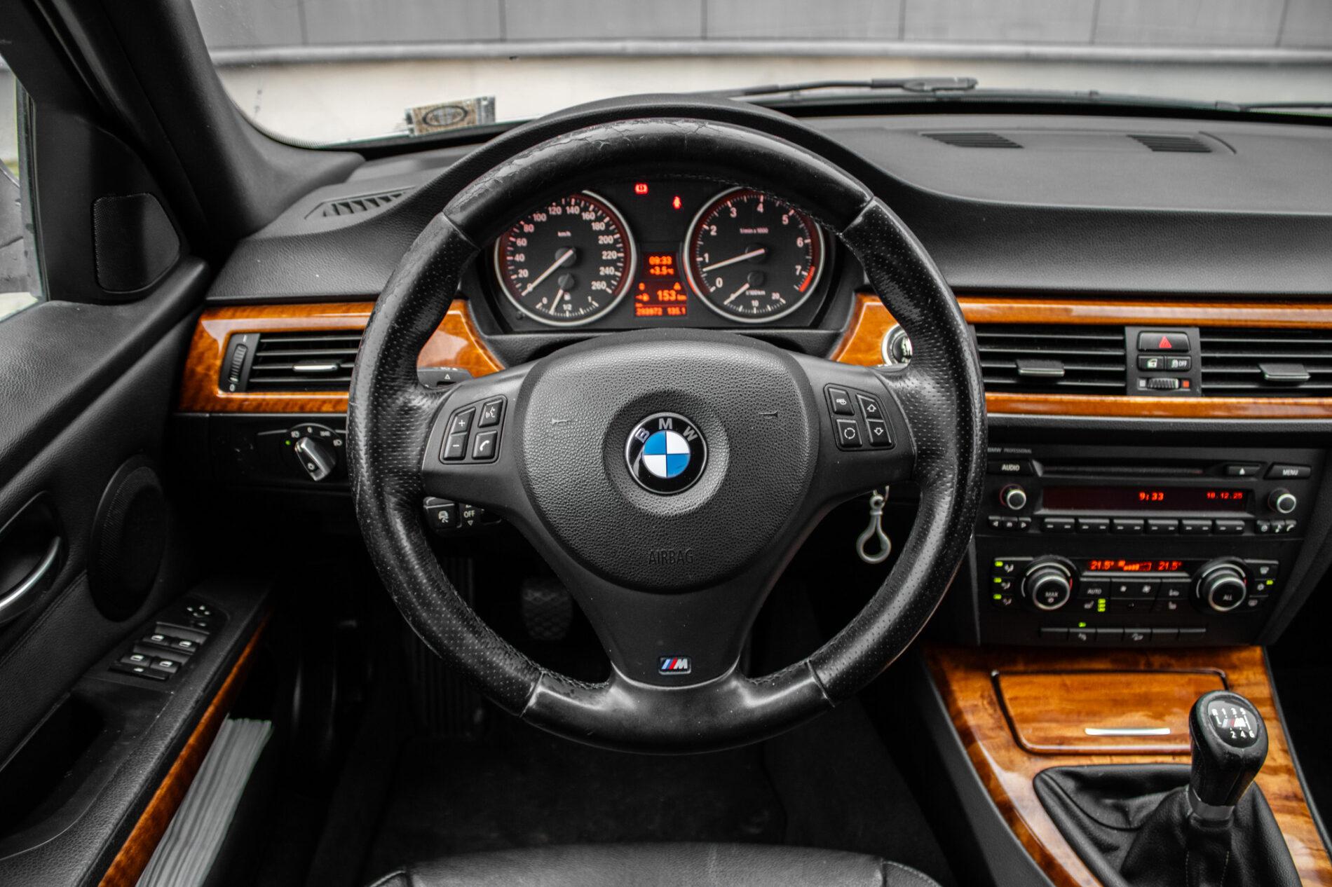 2011 BMW 325i, šedá kombi, 293 972 km