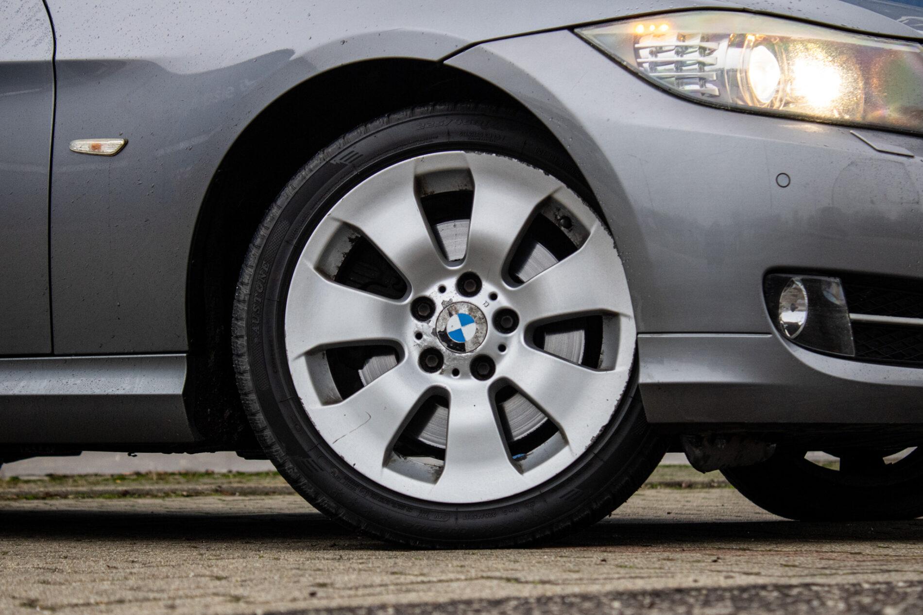 2011 BMW 325i, šedá kombi, 293 972 km