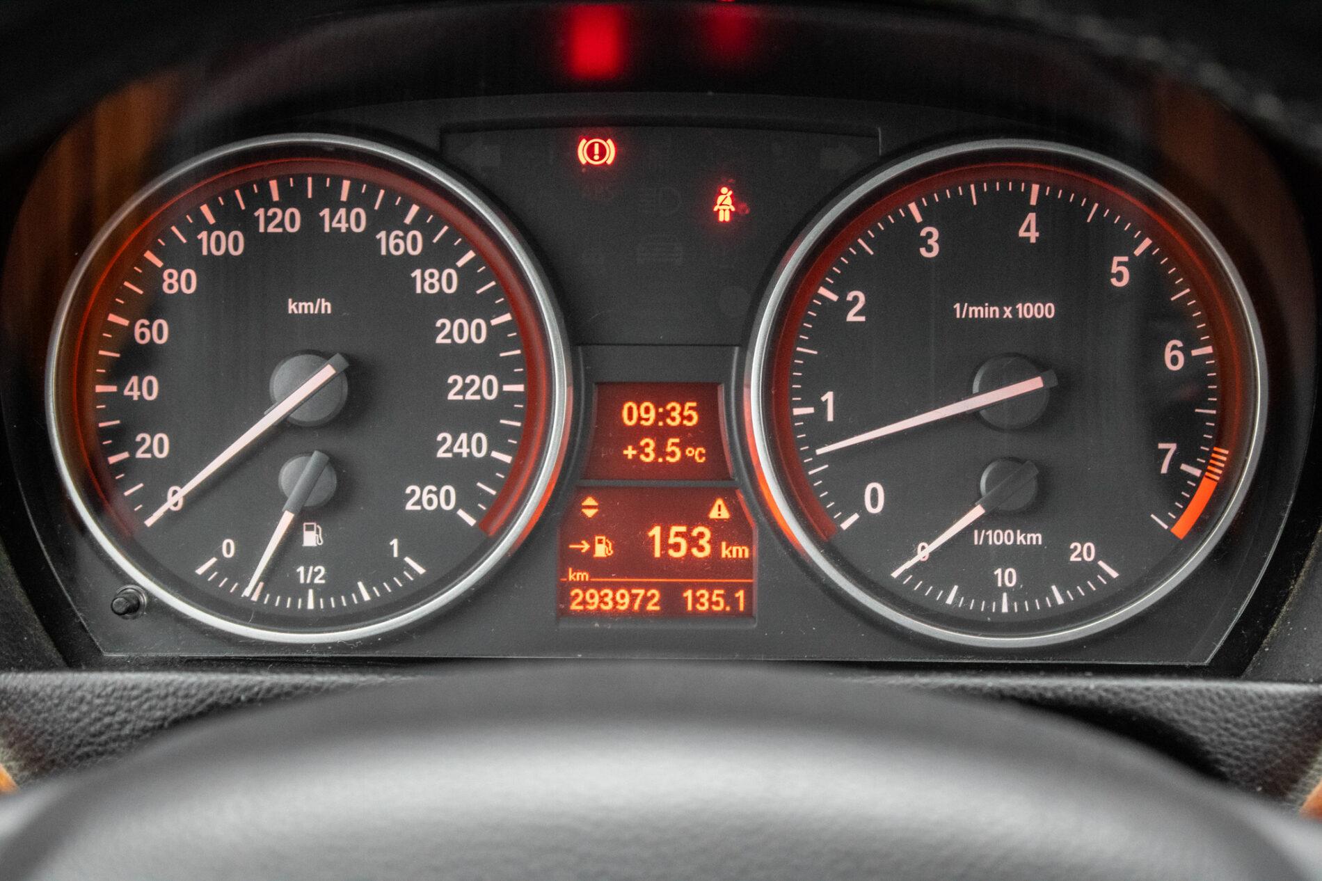 2011 BMW 325i, šedá kombi, 293 972 km