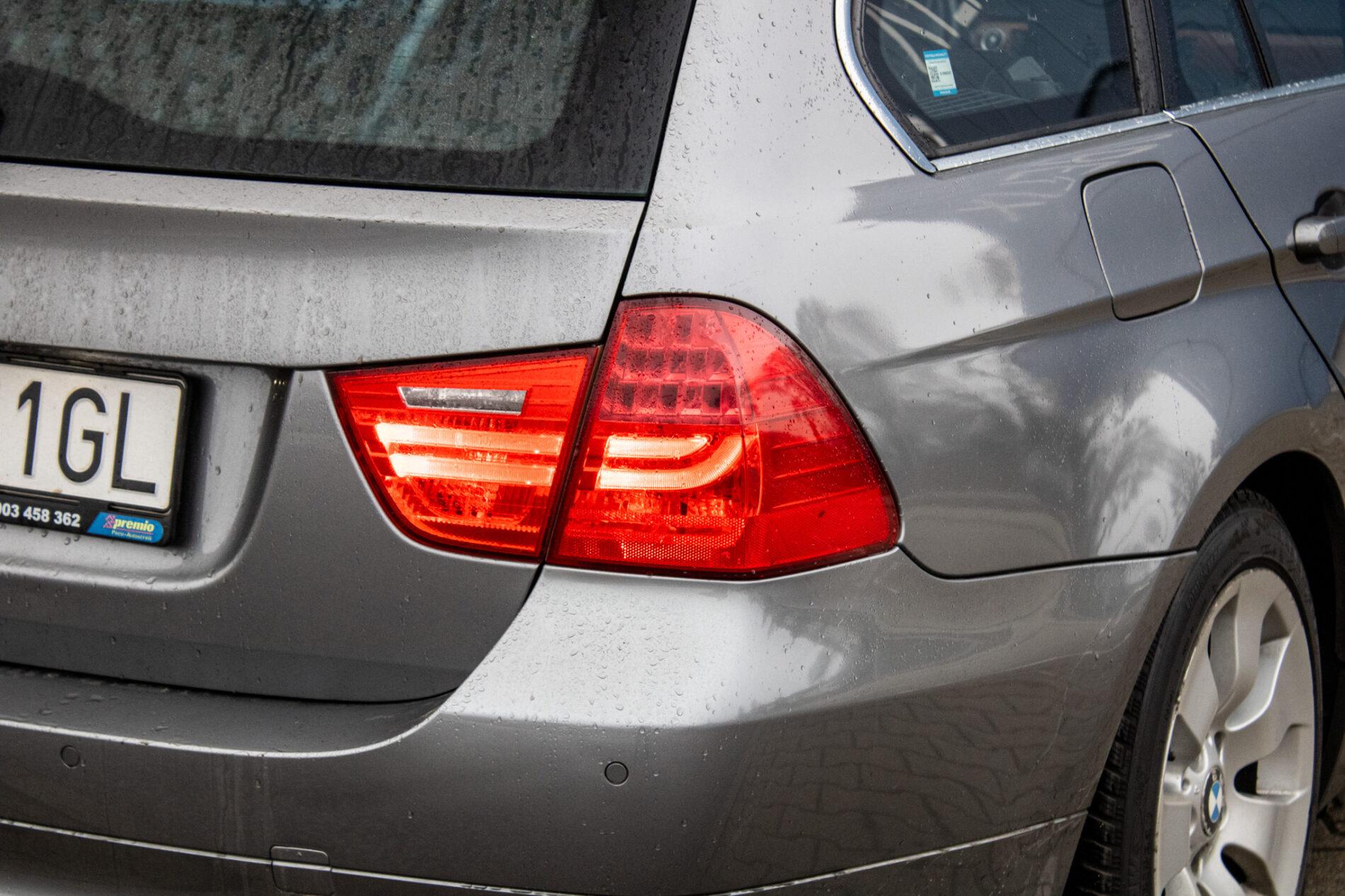 2011 BMW 325i, šedá kombi, 293 972 km