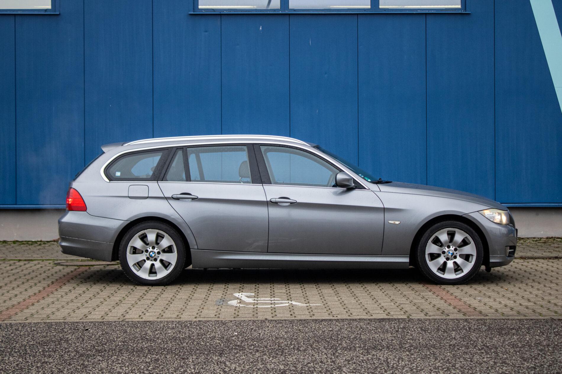 2011 BMW 325i, šedá kombi, 293 972 km
