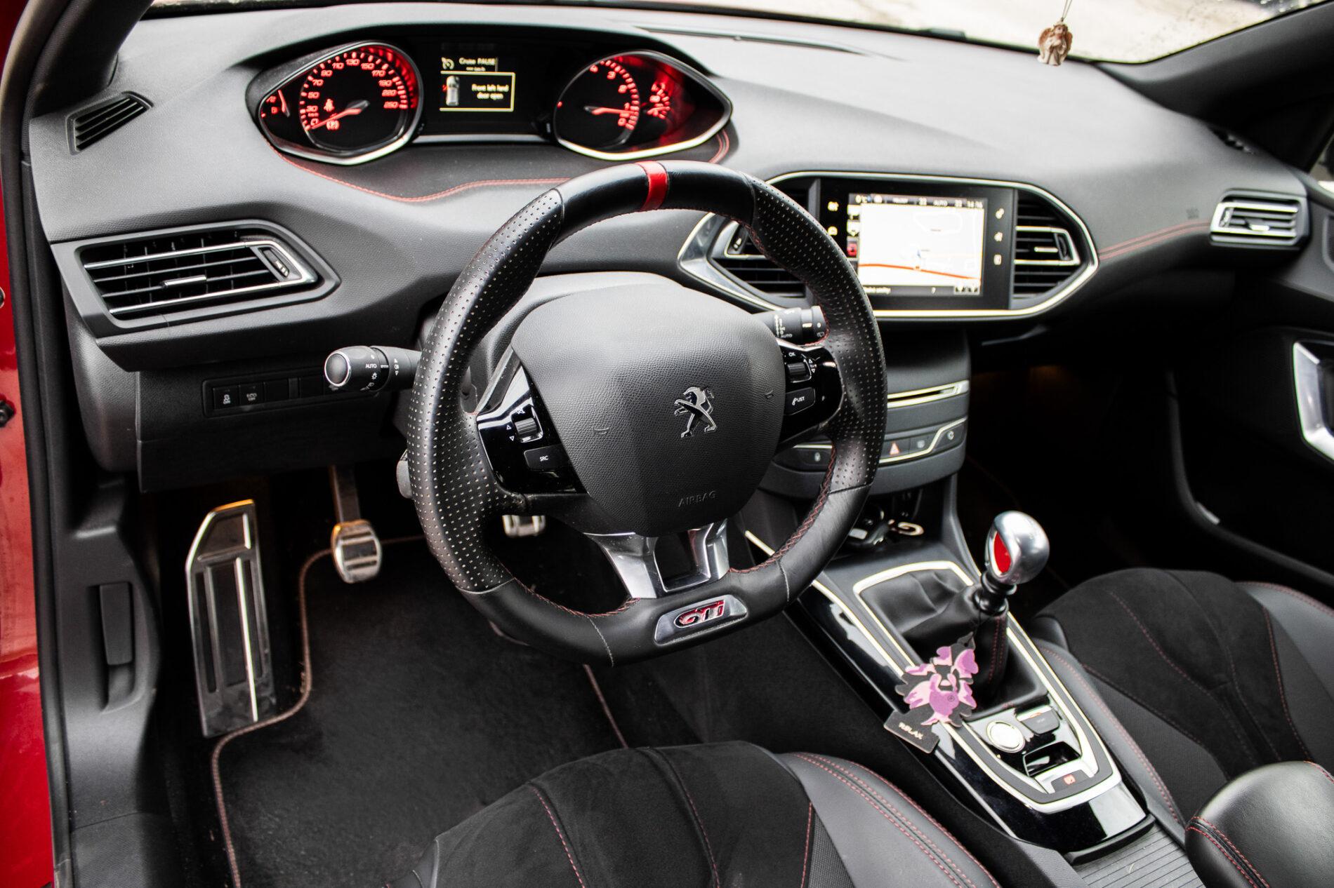 2016 Peugeot 308 GTi, červená hatchback, 30 692 km