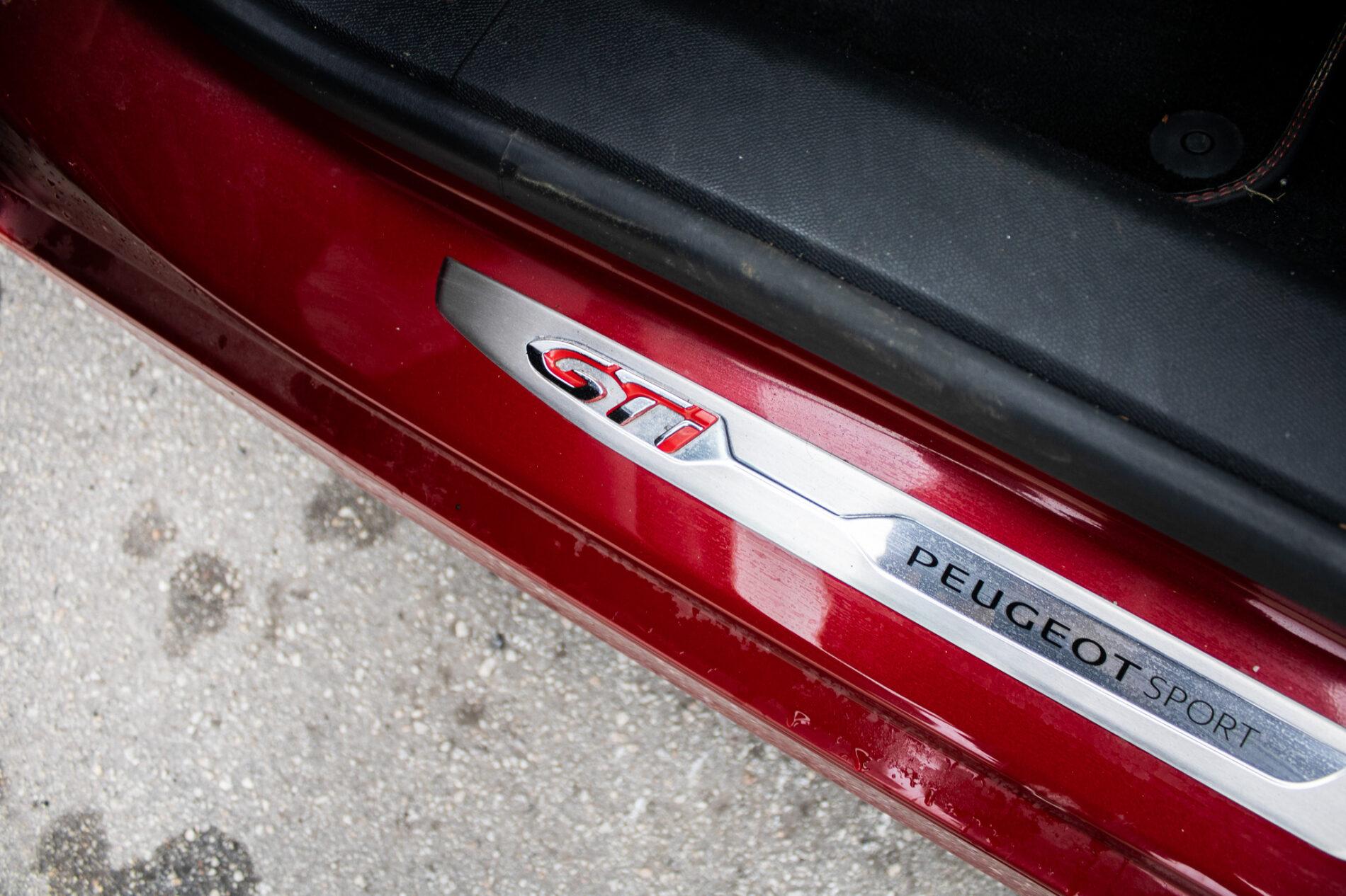 2016 Peugeot 308 GTi, červená hatchback, 30 692 km