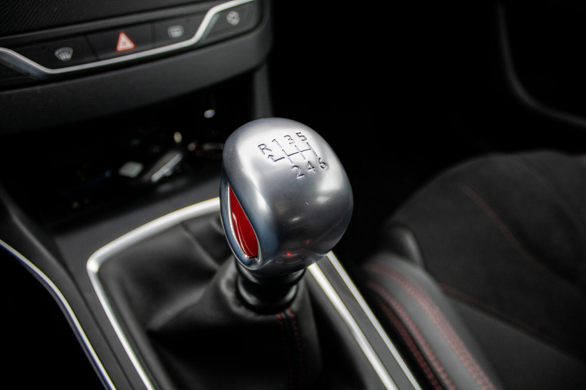 2016 Peugeot 308 GTi, červená hatchback, 30 692 km