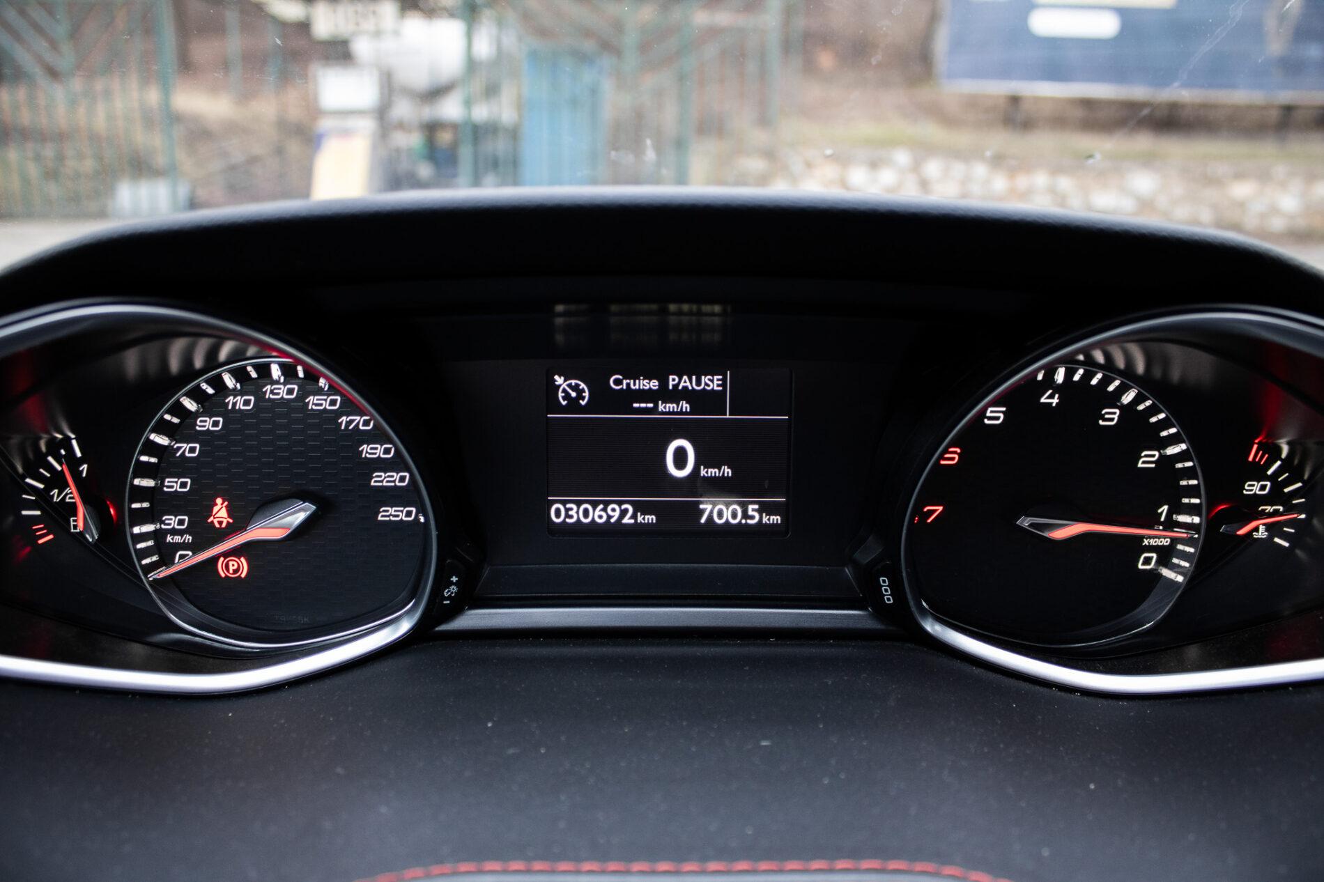 2016 Peugeot 308 GTi, červená hatchback, 30 692 km