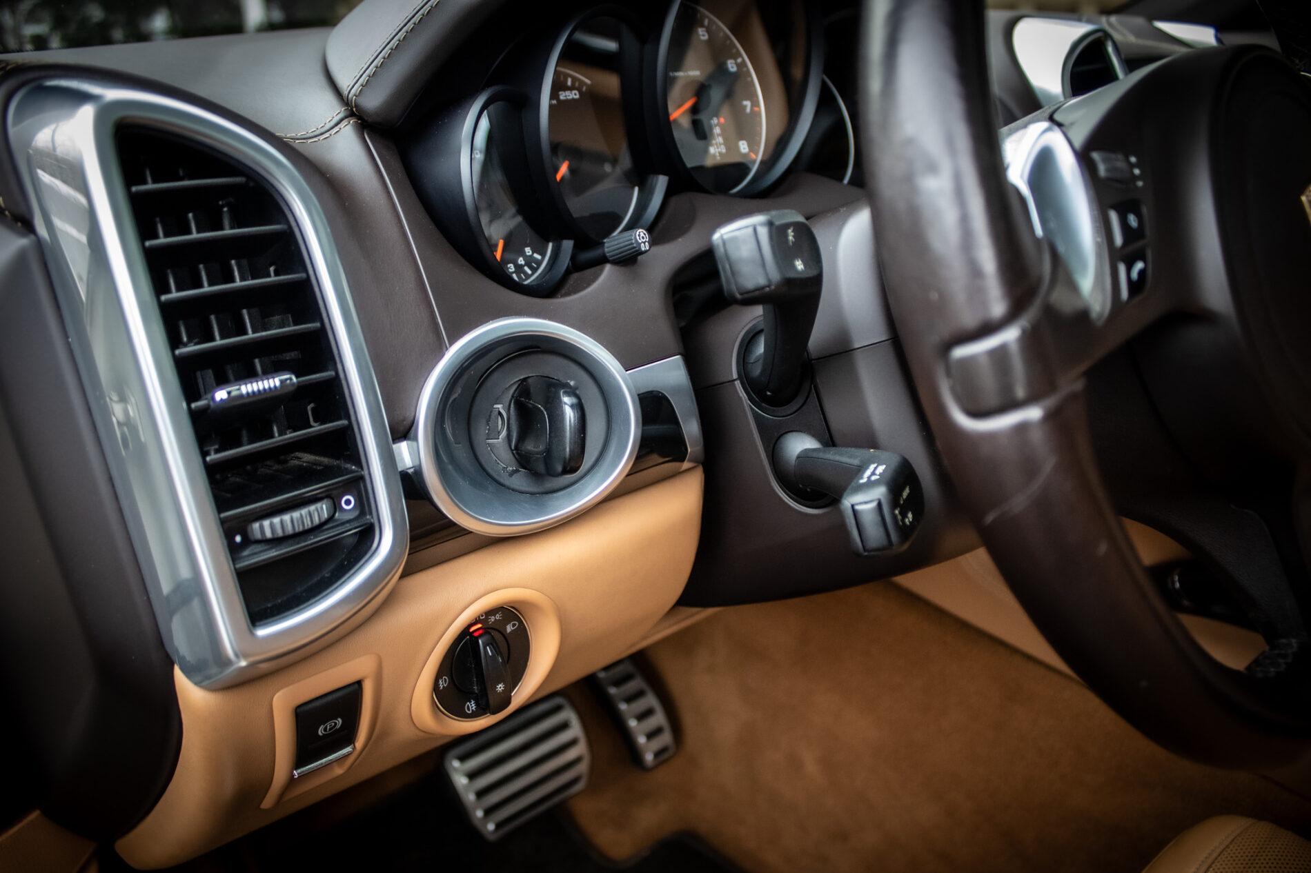 2011 Porsche Cayenne S, bílá suv, 295 368 km