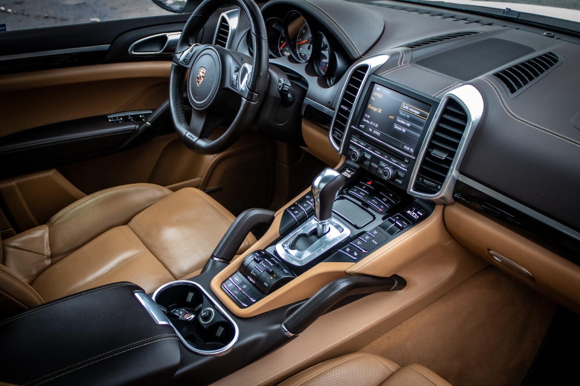 2011 Porsche Cayenne S, bílá suv, 295 368 km