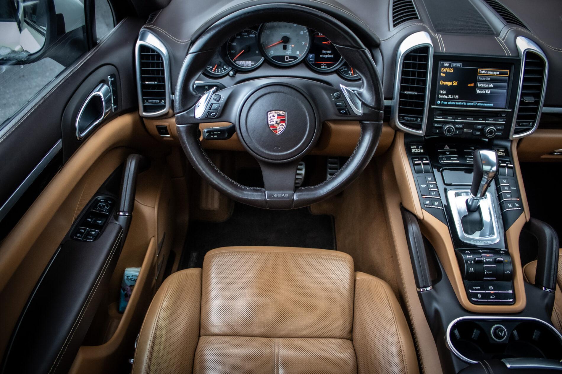 2011 Porsche Cayenne S, bílá suv, 295 368 km