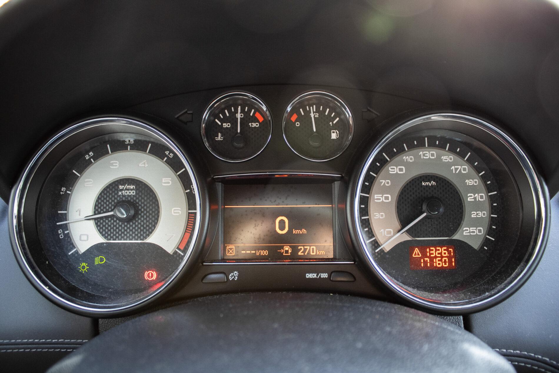 2012 Peugeot RCZ, bílá kupé, 171 601 km