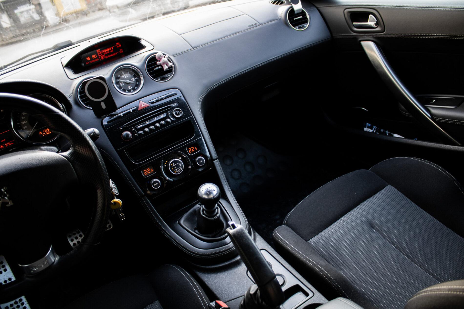 2012 Peugeot RCZ, bílá kupé, 171 601 km
